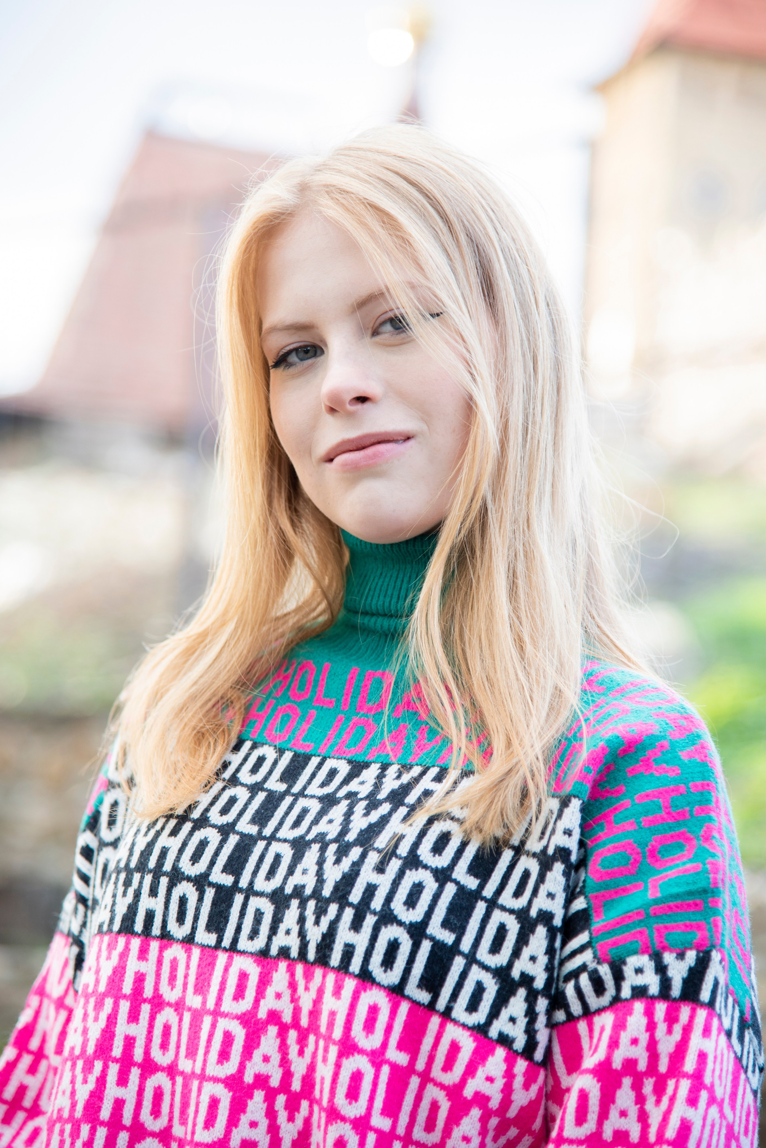 молодая девушка студентка. блондинка. длинные волосы. розово-зелёный свитер. парк Лога . осень