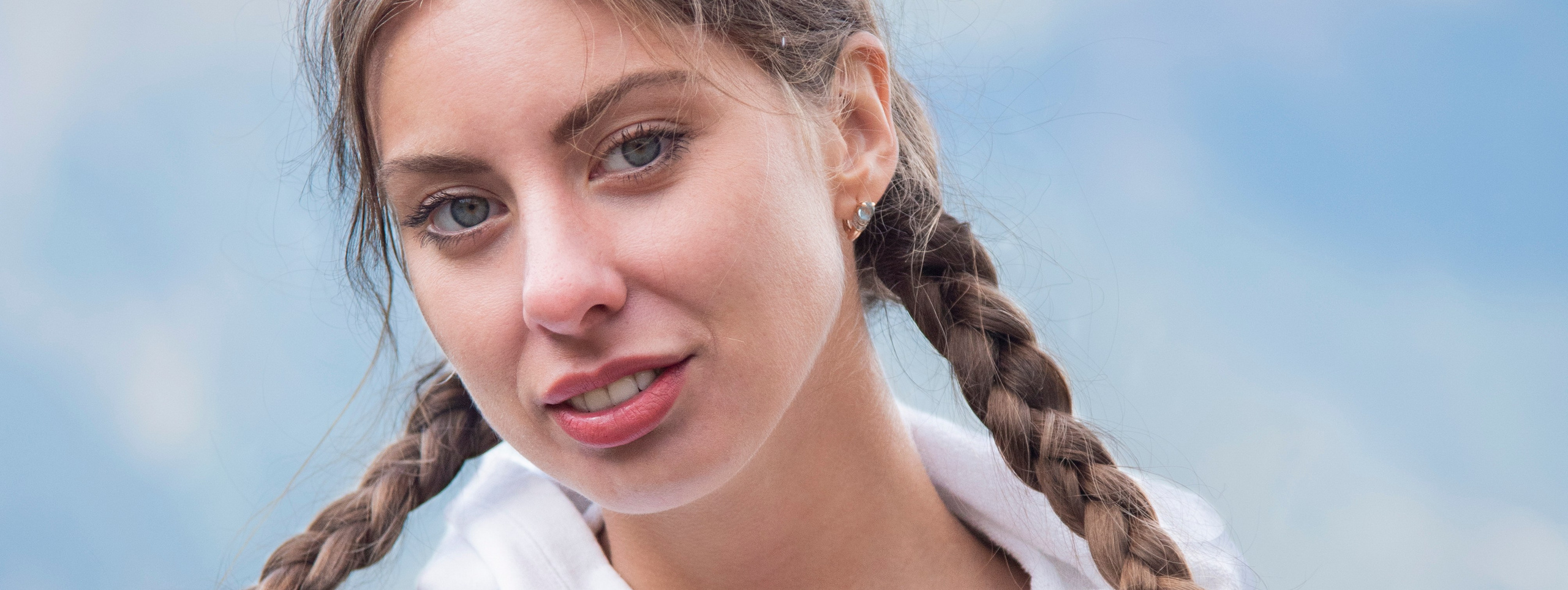 красивая девушка, русые косы, белая кофта, очки, вершина горы, красная поляна