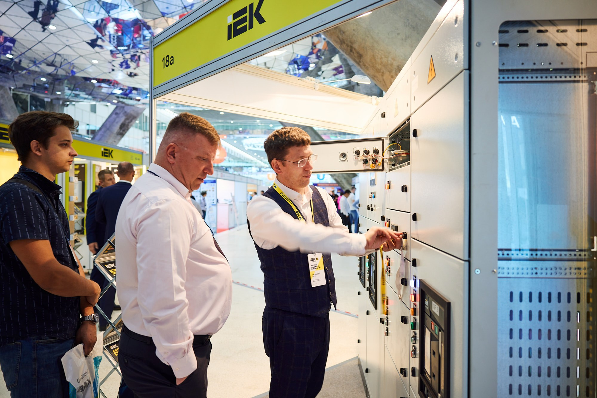 фотограф на стенде