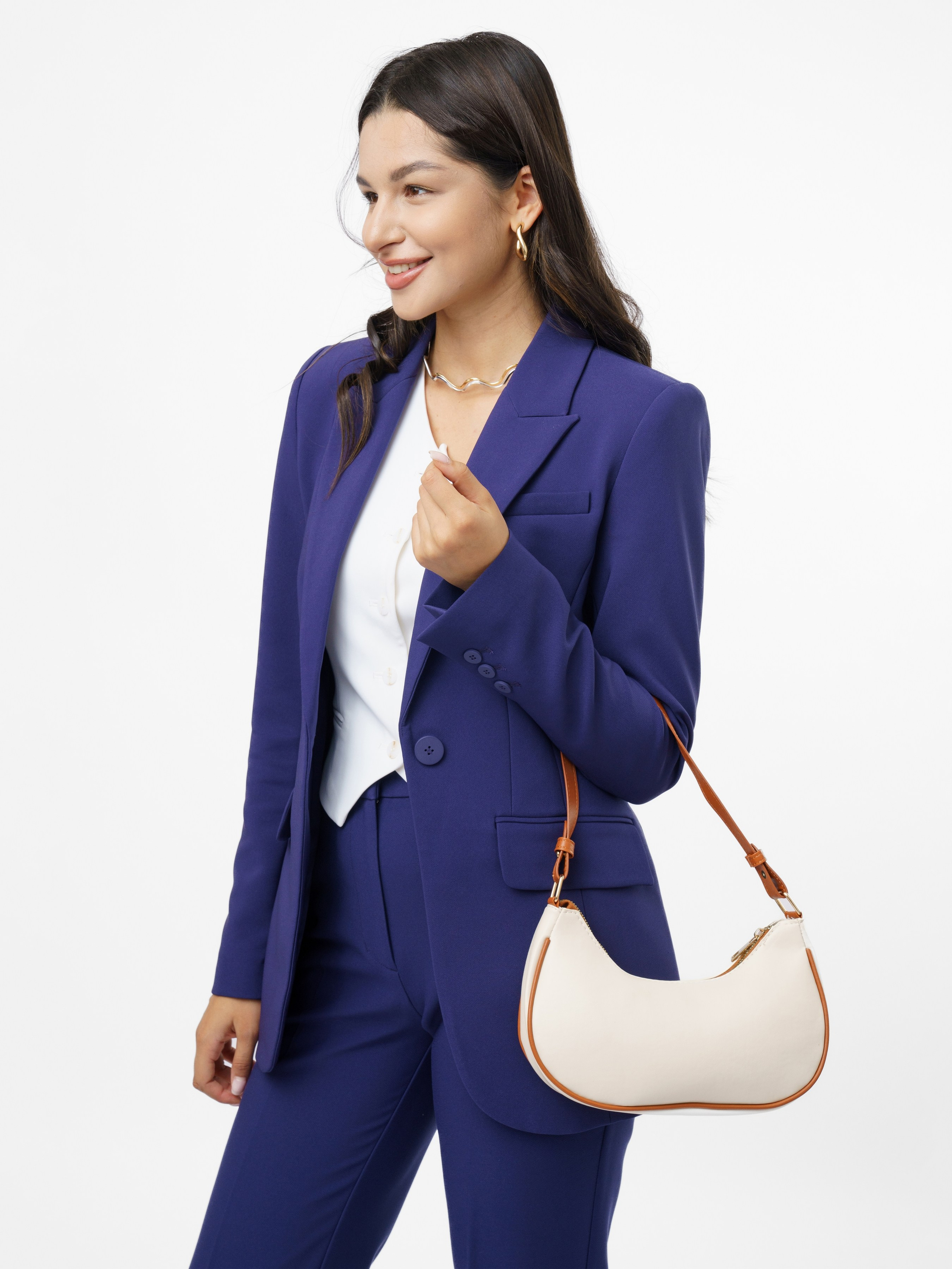 Съемка сумок со стилистом. KED Production — продакшн из СПб. Создаём фото, видео и контент, который помогает брендам и селлерам продавать больше