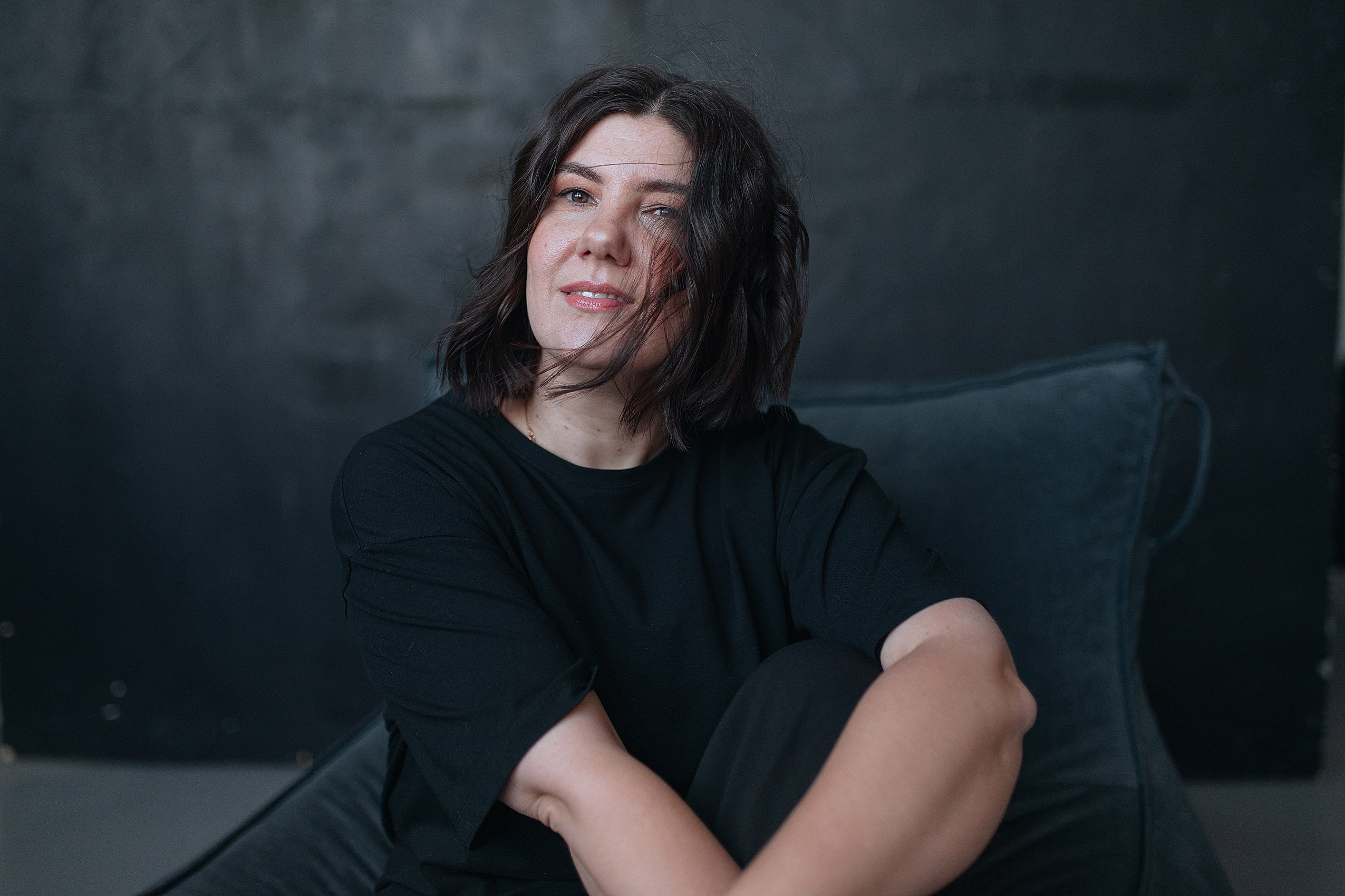 Фотосессия мама с дочками в стиле минимализм. Семейный фотограф Дарья Едапина Новосибирск. Фотограф Дарья Едапина Новосибирск