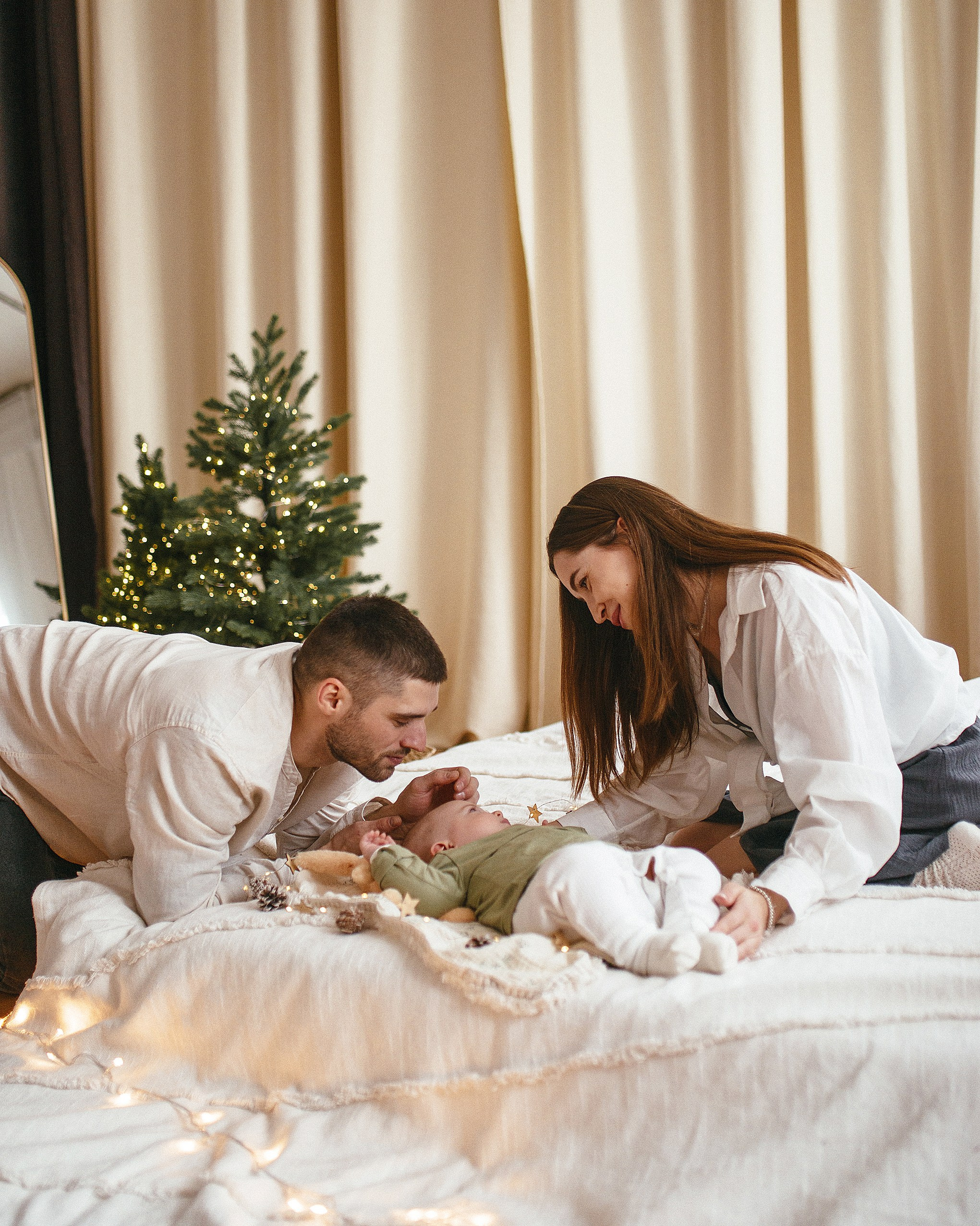 Новогодняя семейная фотосессия с маленьким ребенком. Семейный фотограф Дарья Едапина Новосибирск. Фотограф Дарья Едапина Новосибирск