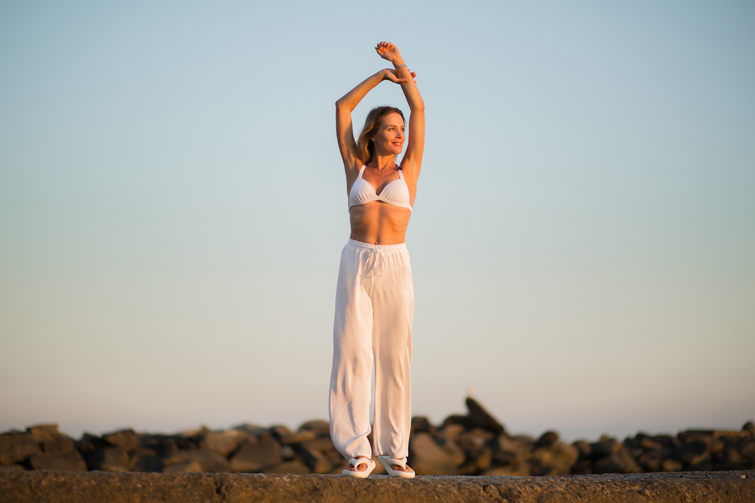 девушка возле моря на закате