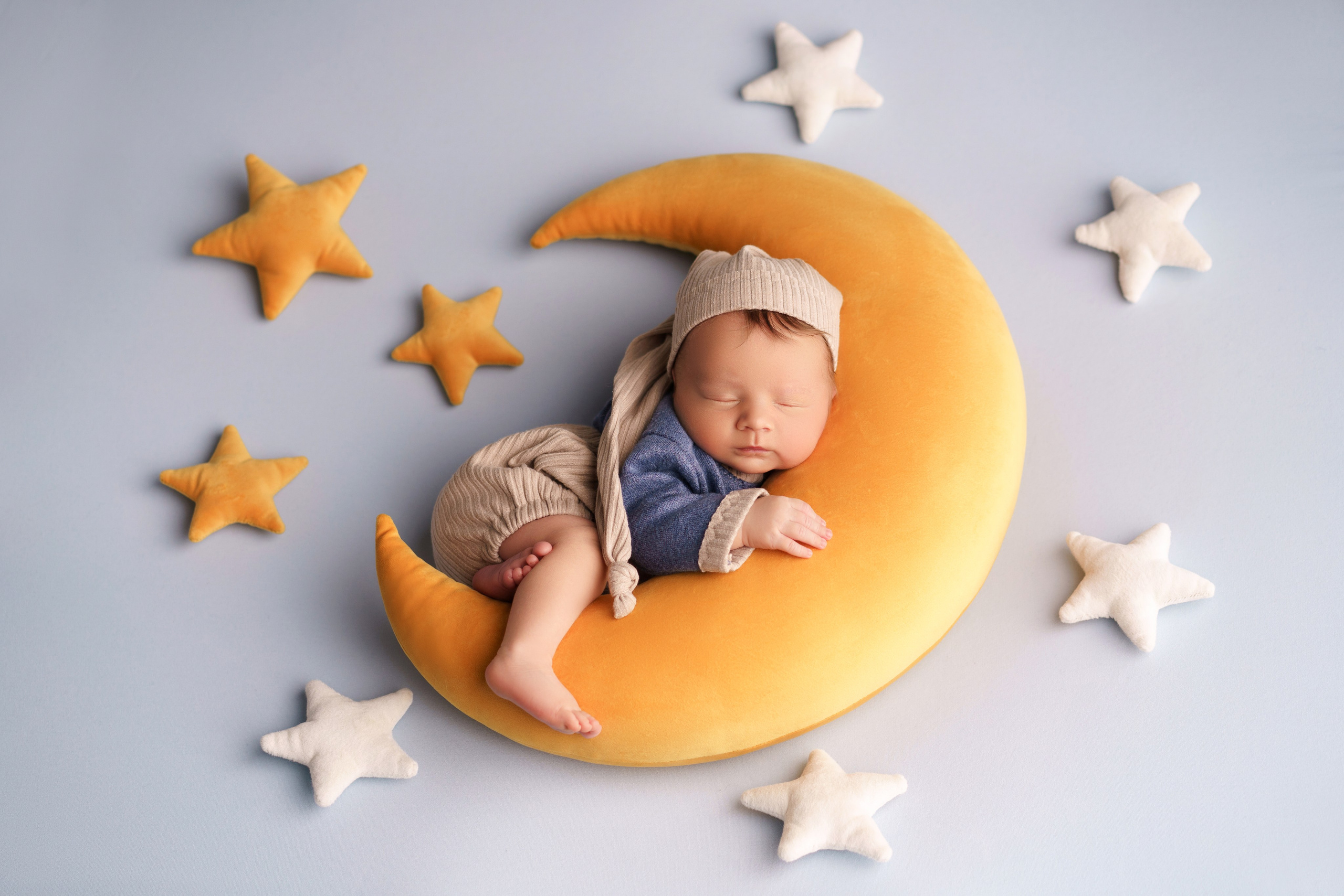 Малыш на луне - креативная фотосессия новорожденного в Москве