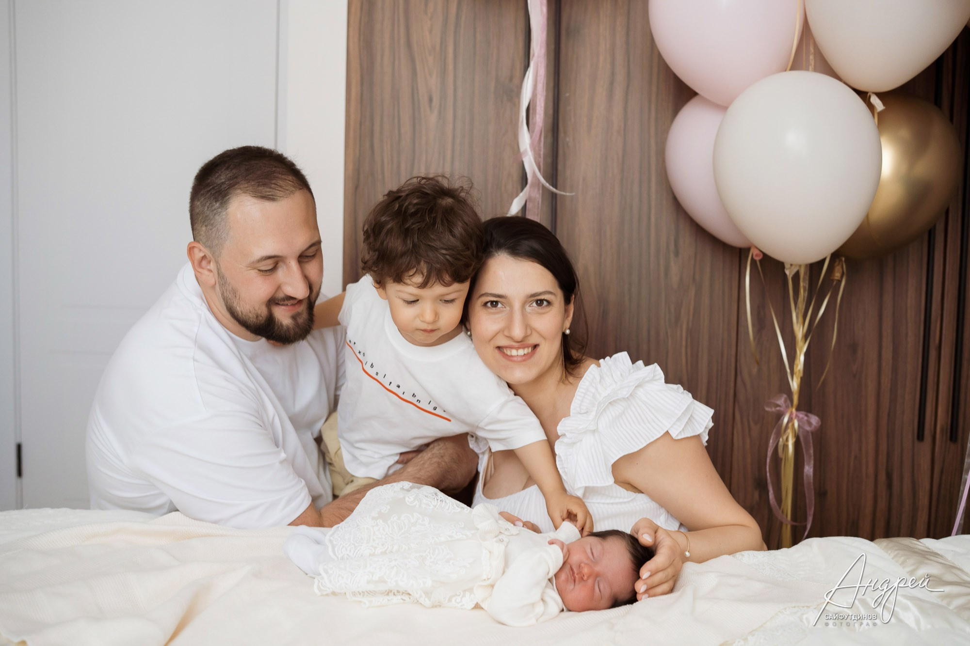 Семейная фотосессия дома в день выписки из роддома, Ростов-на-Дону, фотосъемка новорожденного. Фотограф Андрей Сайфутдинов