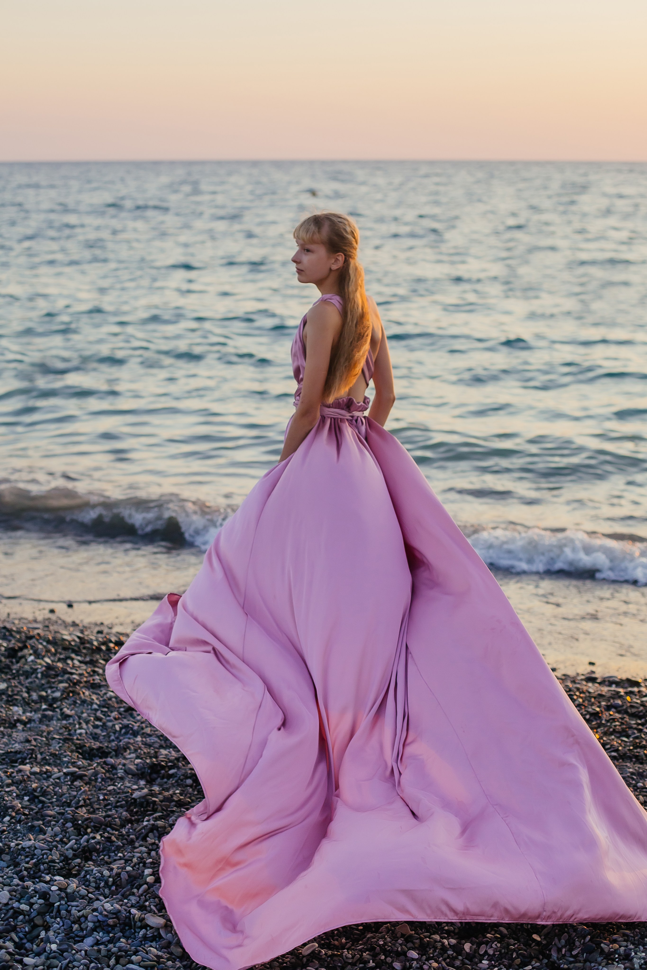 	Фотосессия у моря Сочи пляж Ривьера закат в летящем платье 