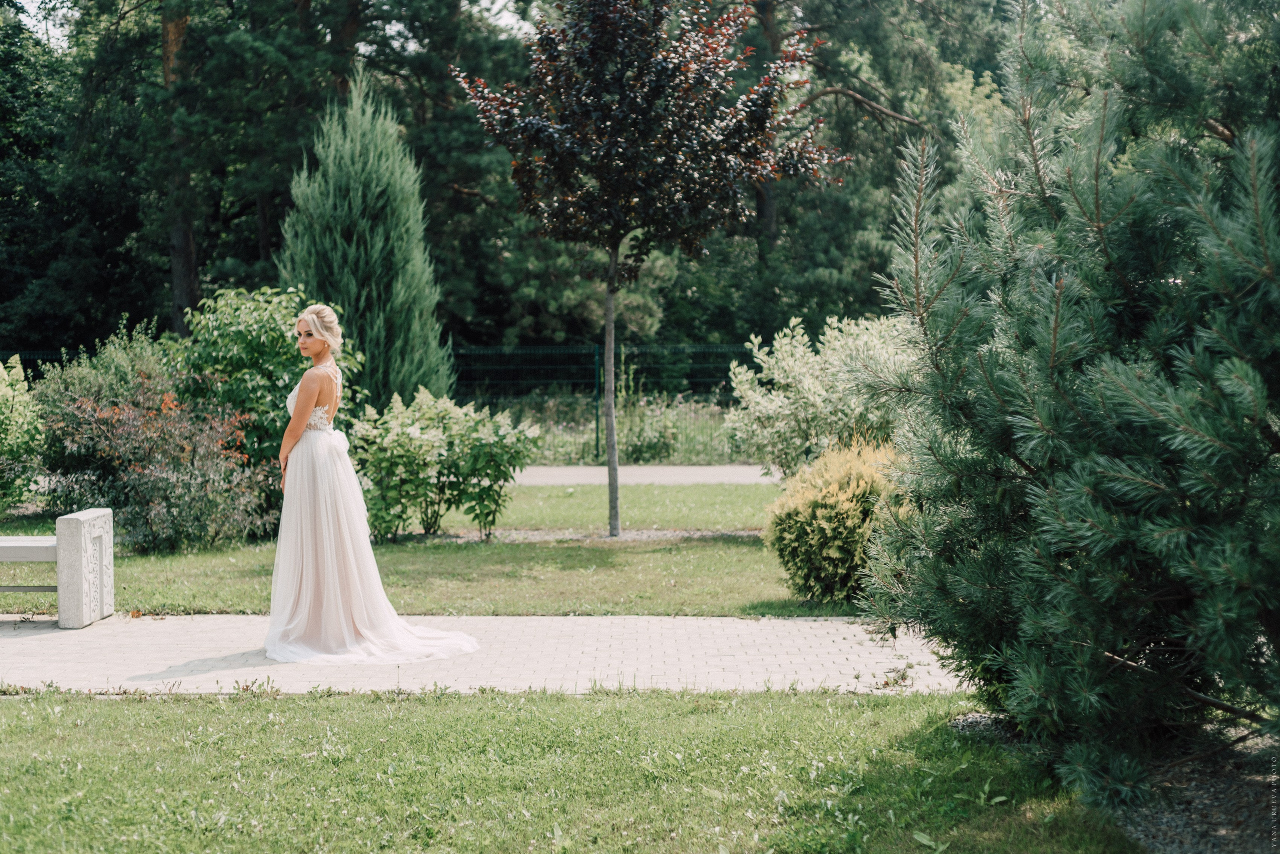 Невеста ждет первой встречи с женихом в саду