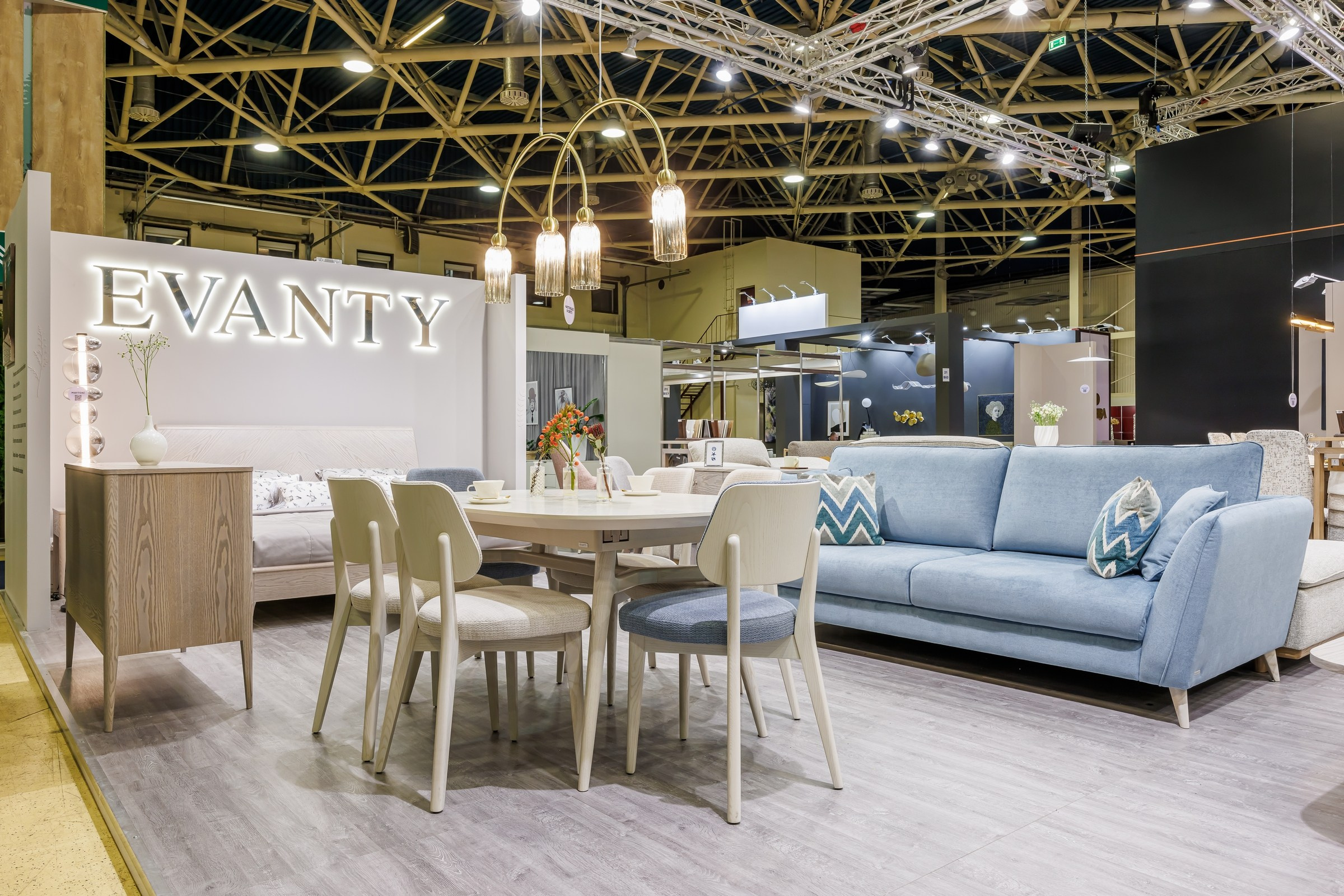 Работа большого стенда мебельной фабрики Evanty. Фотограф на выставку в Москве