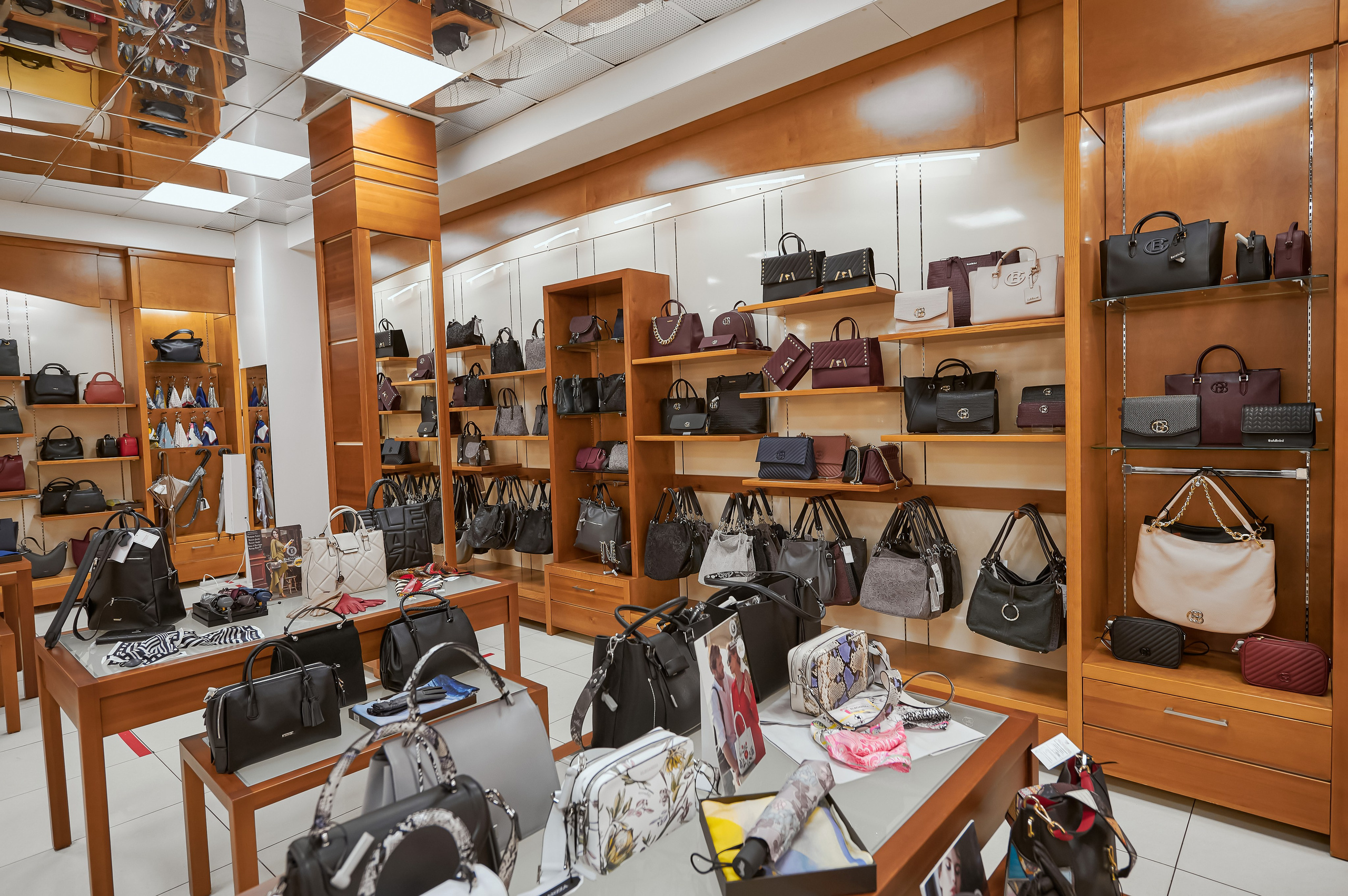 Портфолио по интерьерной и экстерьерной фотосъёмки: Мир Сумок — Правый берег. Фотограф Яковлев Роман — Красноярск