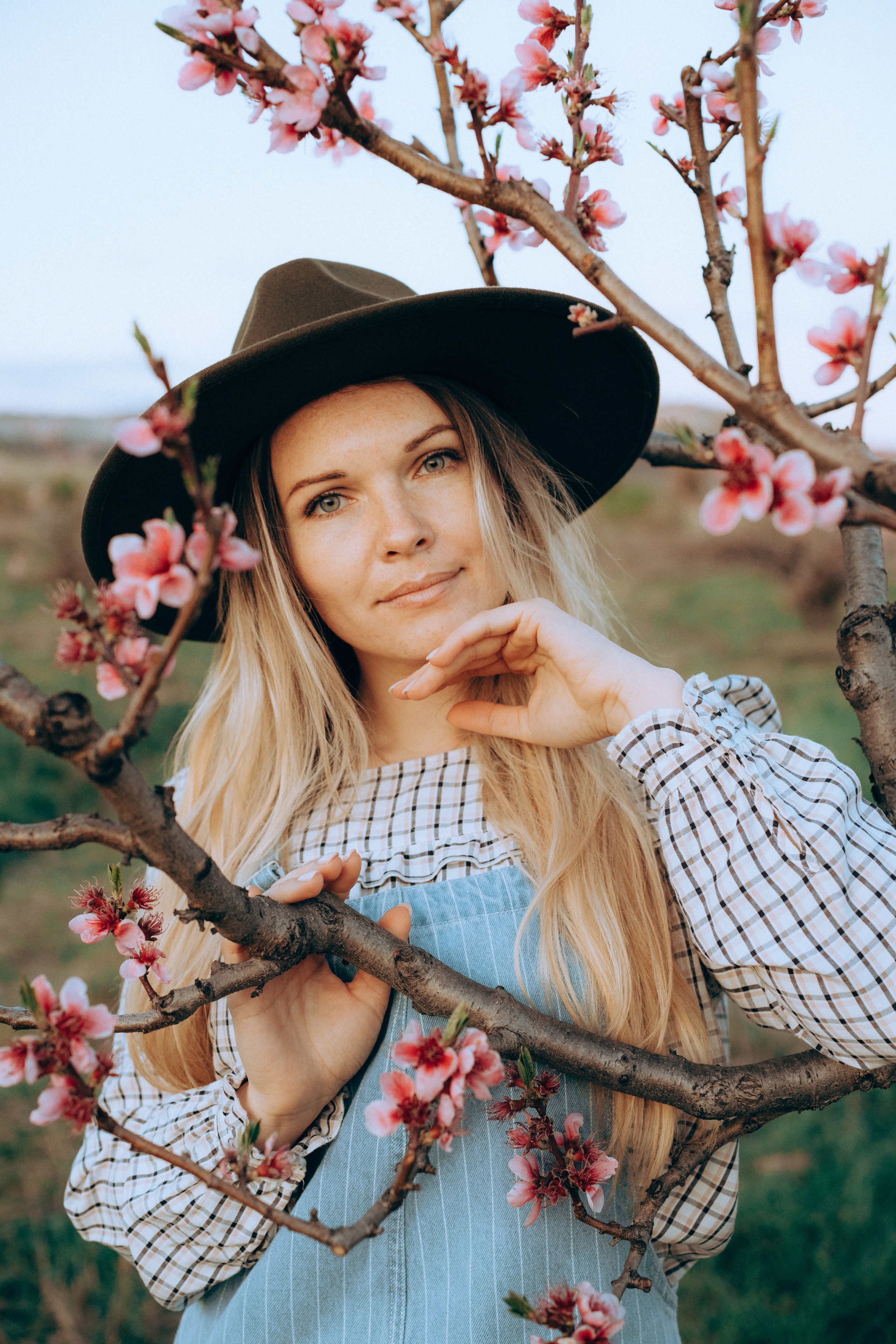 Женская фотосессия в персиковых цветениях. Портретный свадебный фотограф Крым | Евгения Щитенко