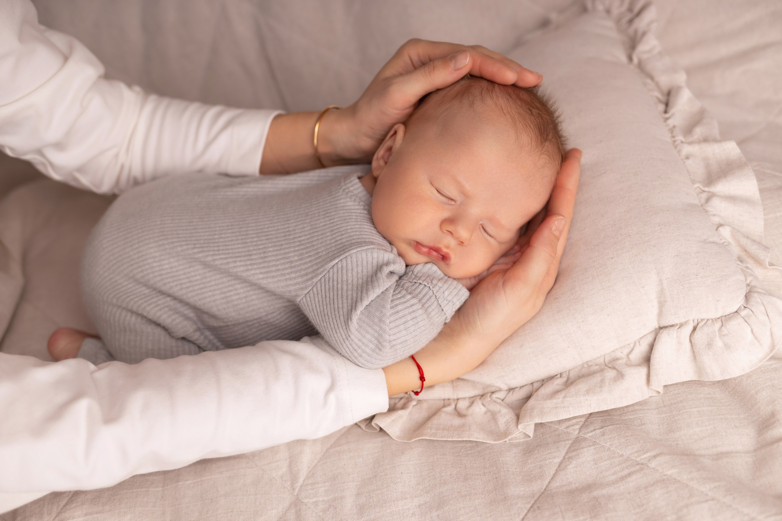 Newborn съемка в стиле Лайф. Фотограф новорожденных малышей в Омске и Омской области Эльвира Камаева