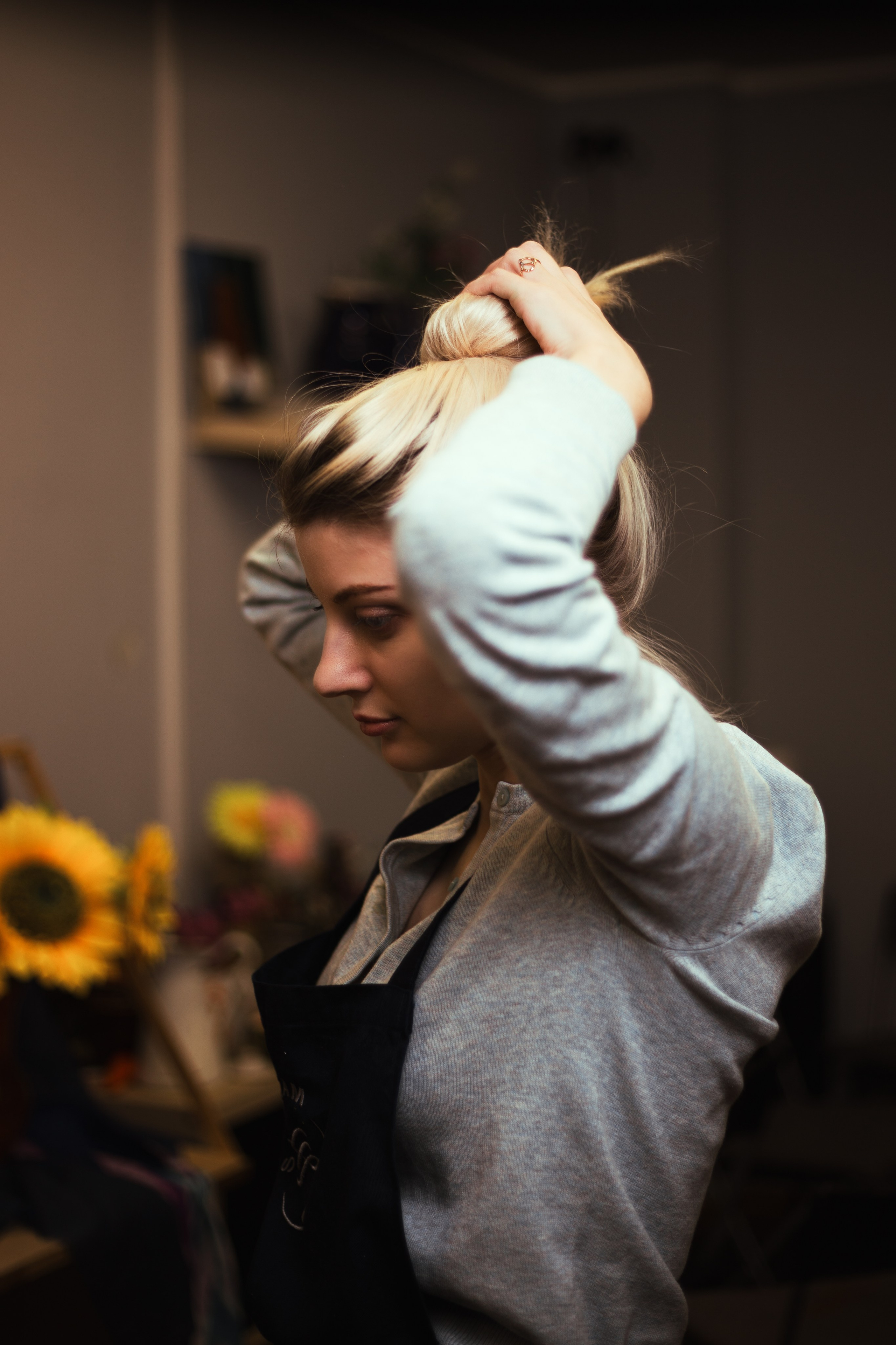 Погрузитесь в мир искусства: девушка рисует в студии, окруженная красками и кистями. Эмоциональные и вдохновляющие моменты, запечатленные в фотографиях. Откройте для себя атмосферу творчества и искусства в нашем альбоме 'Художественная атмосфера'. Девушка, Красивая дувушка, Красотка, Хужожесвенная, Художественная сутдия, Мальберт, Рисование, Краски, Фотосессия, Блоднинка, Творческая, Студия, Чудеево, Кофе, Кисти, Акверель, Портрет, Картина, Исскуство, Позирование, 