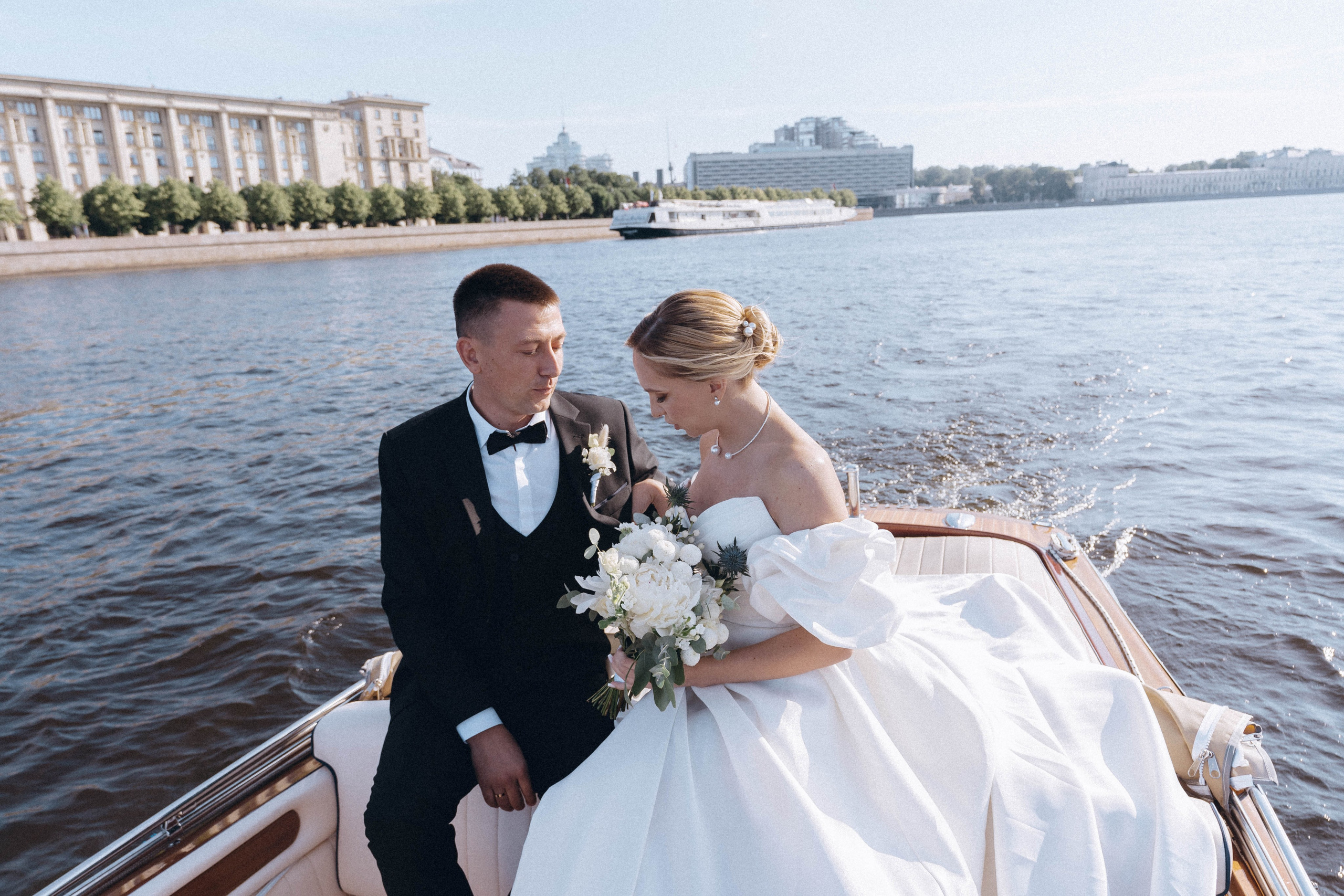 СВАДЕНБНАЯ СЬЕМКА НА КАТЕРЕ ПО КАНАЛАМ САНКТ-ПЕТЕРБУРГА И В АКВАТОРИИ НЕВЫ. Профессиональный фотограф, Санкт-Петербург — Виктория Богомолова