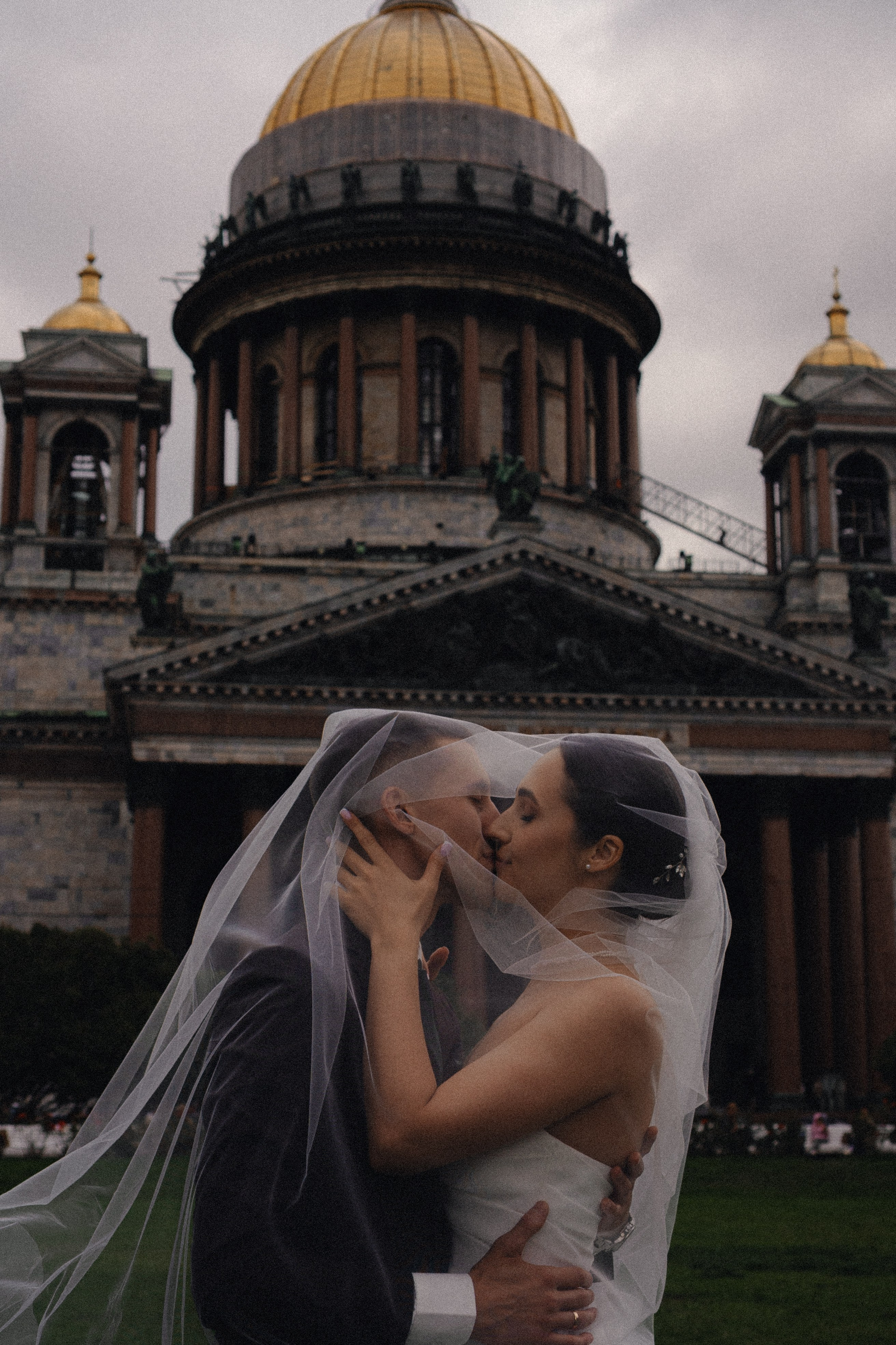 СВАДЕБНАЯ ПРОГУЛКА В САНТК-ПЕТЕРБУРГЕ (ИСАКИЕВСКИЙ СОБОР, ЗИМНЯЯ КАНАВКА, ЭРМИТАЖ И БОЛЬШАЯ МОРСКАЯ УЛИЦА). Профессиональный фотограф, Санкт-Петербург — Виктория Богомолова