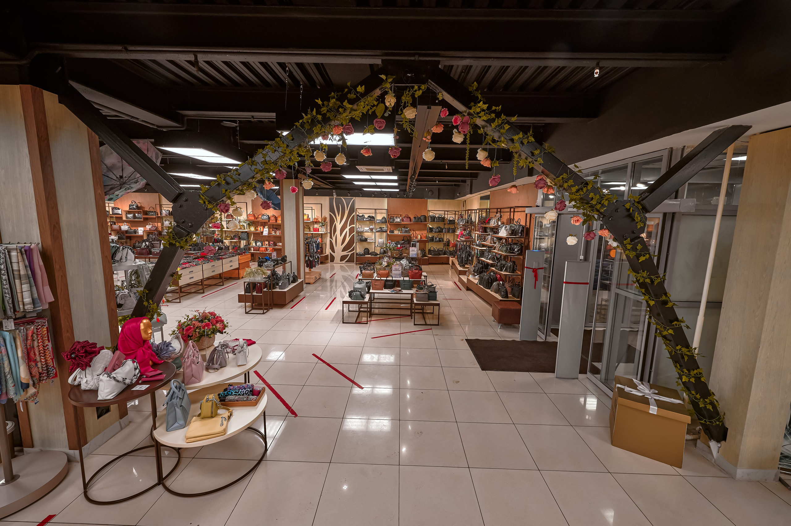 Портфолио по интерьерной и экстерьерной фотосъёмки: Мир сумок — Левый берег. Фотограф Яковлев Роман — Красноярск