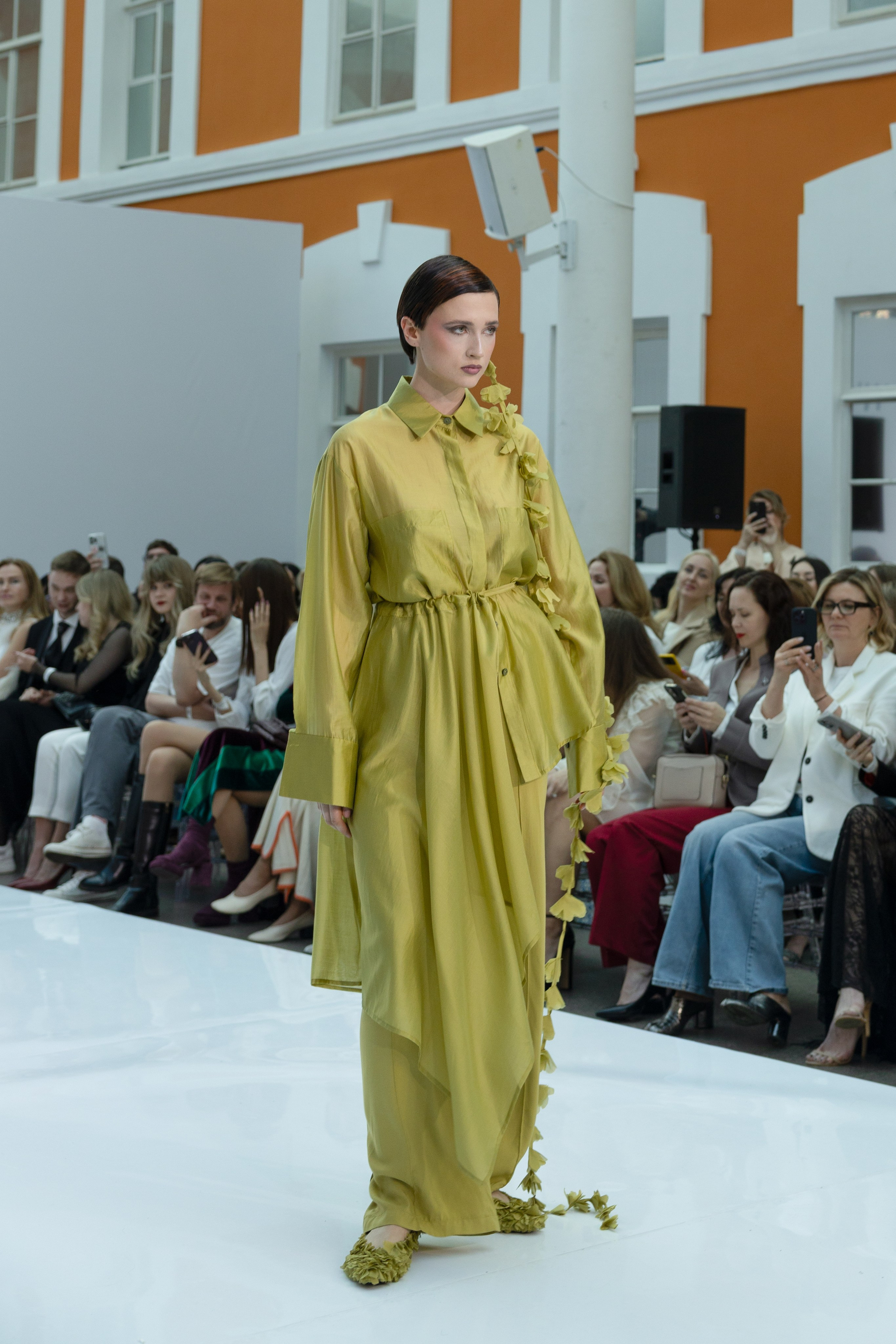 <img src="image.jpg" alt="модный показ в Санкт-Петербурге">