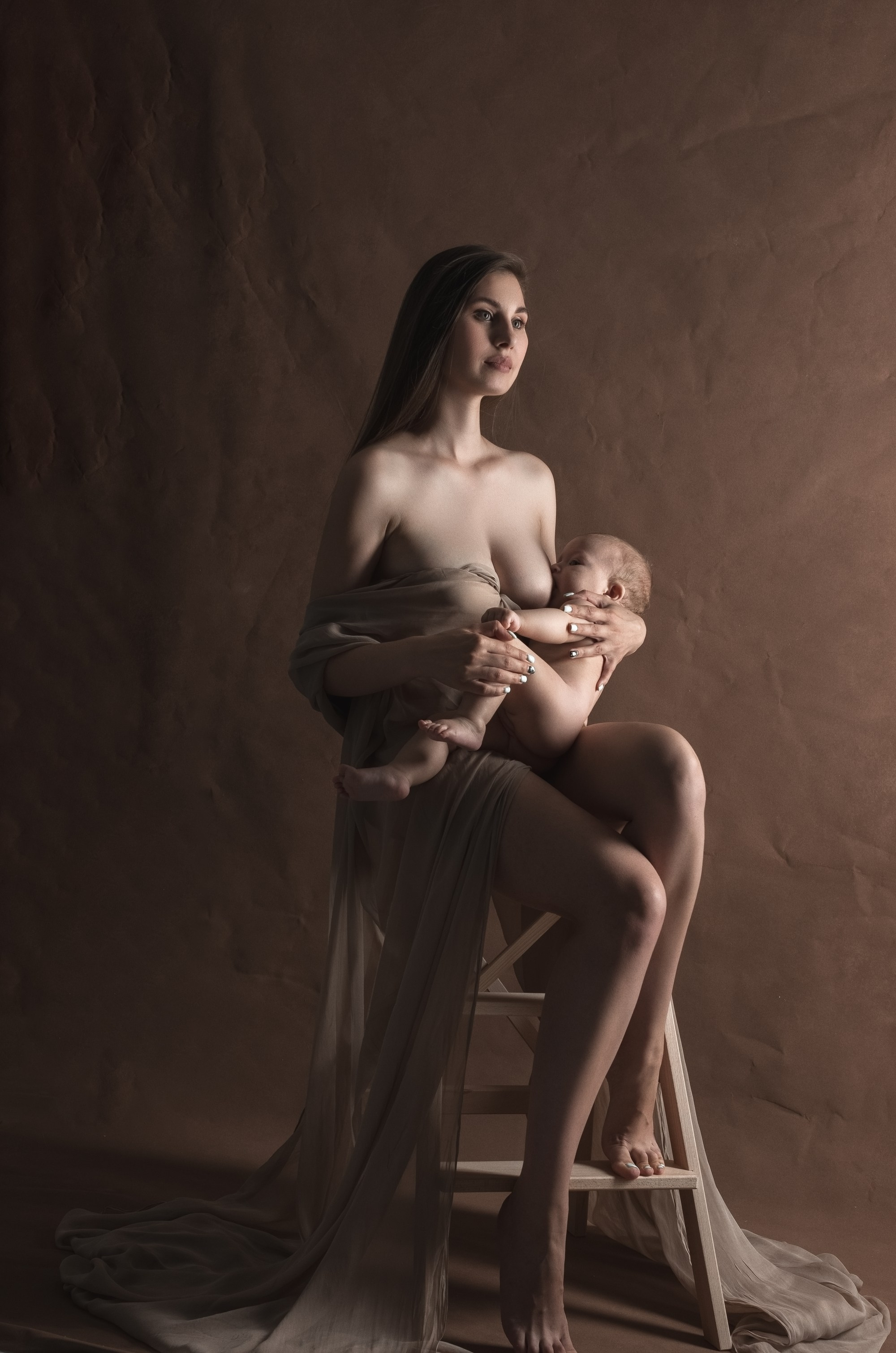 кормящая мама, ребенок на руках у мамы кушает грудь, фотосессия кормящей женщины своего ребенка, обнаженная фотосессия материнства, ребенок на руках у мамы