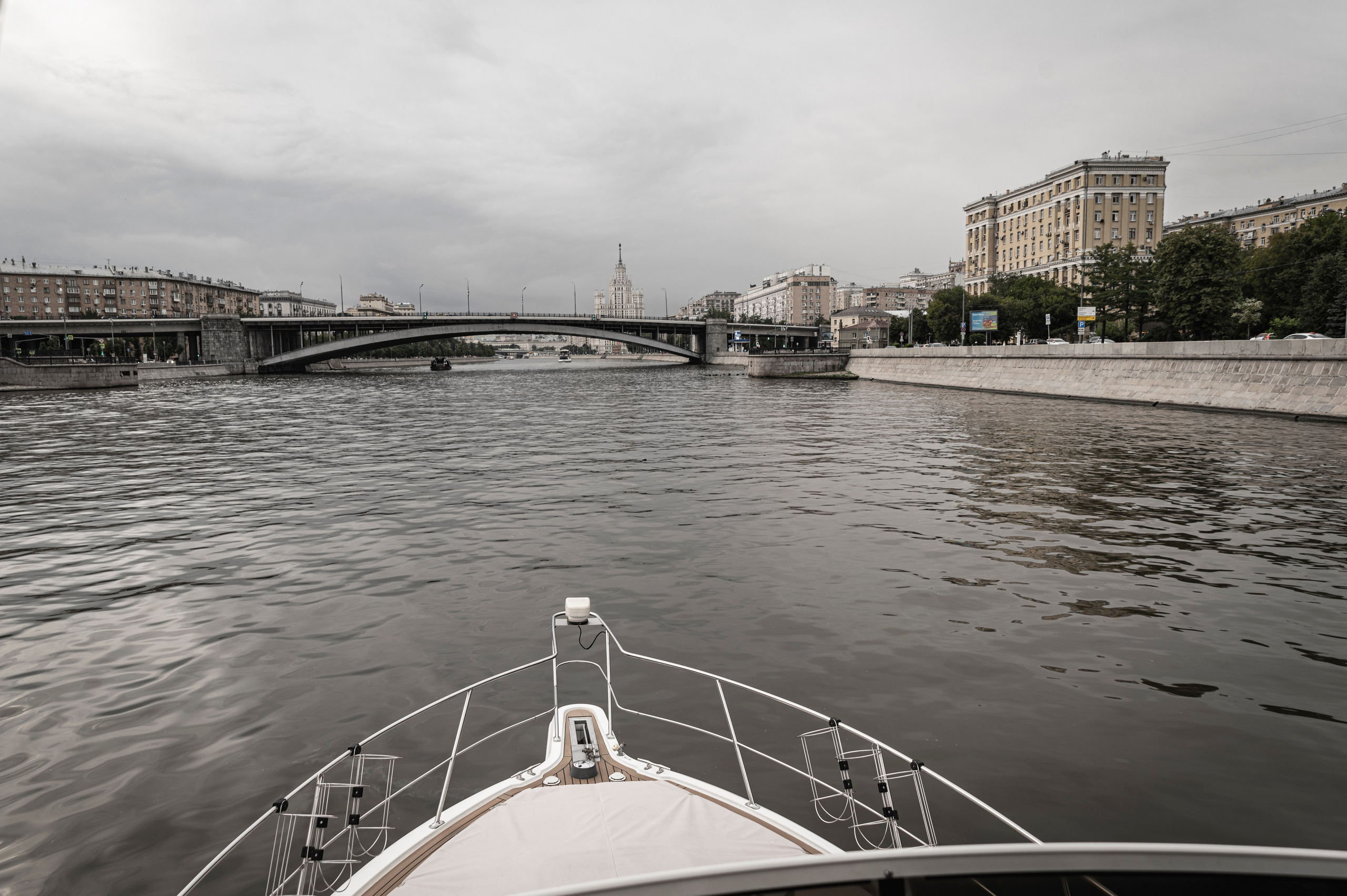Москва-река. Лето. Яхта. Фотограф Роман Адлер