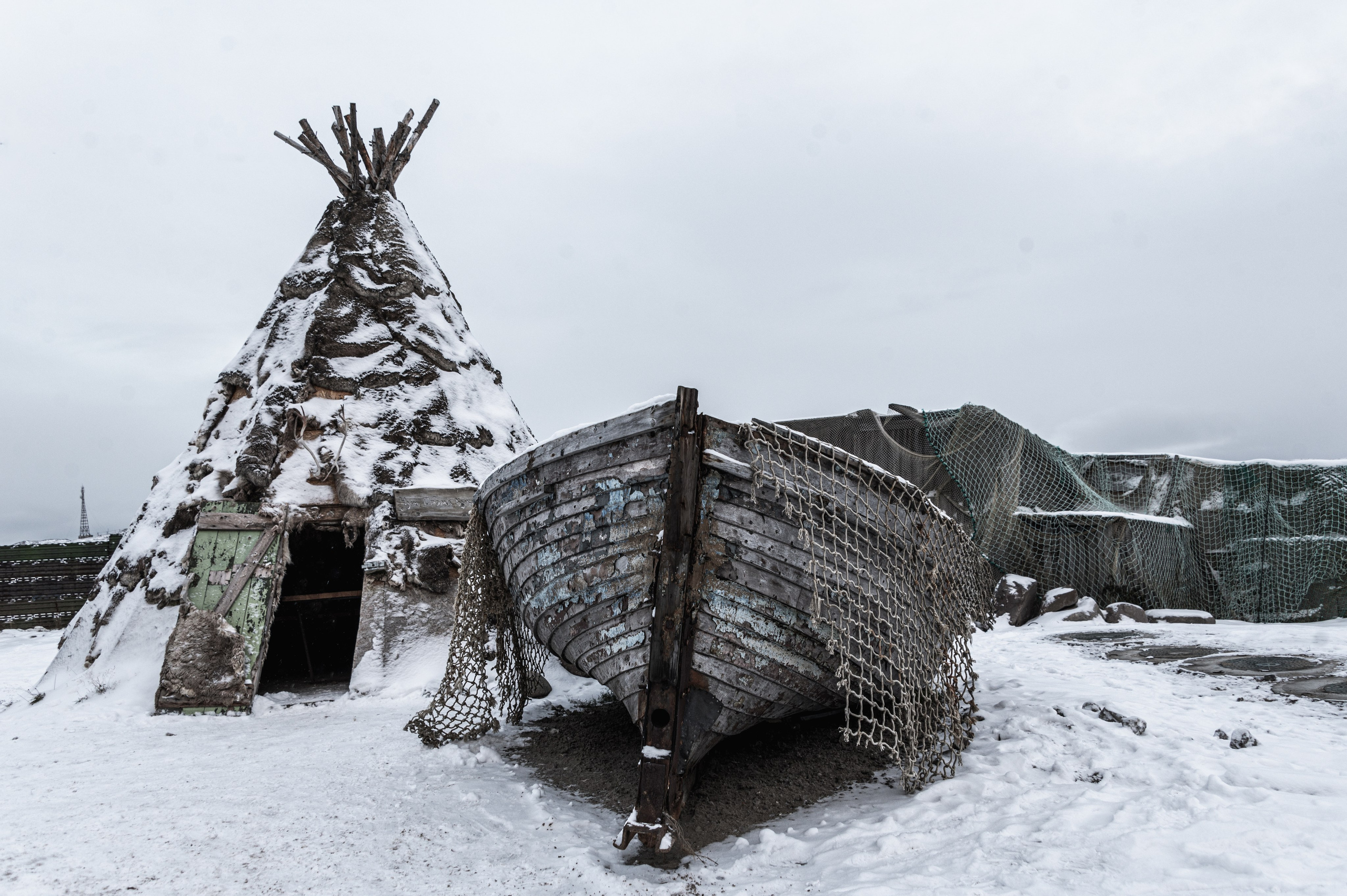 Берег Баренцева моря в Териберке, самый северный ресторан России в Териберке. Путешествие на Териберку. Фотограф Роман Адлер. Ресторан в Териберке.  Фотографии чума на берегу Баренцева моря, Териберка. Серия Русский Север 2023 Фото Териберка.