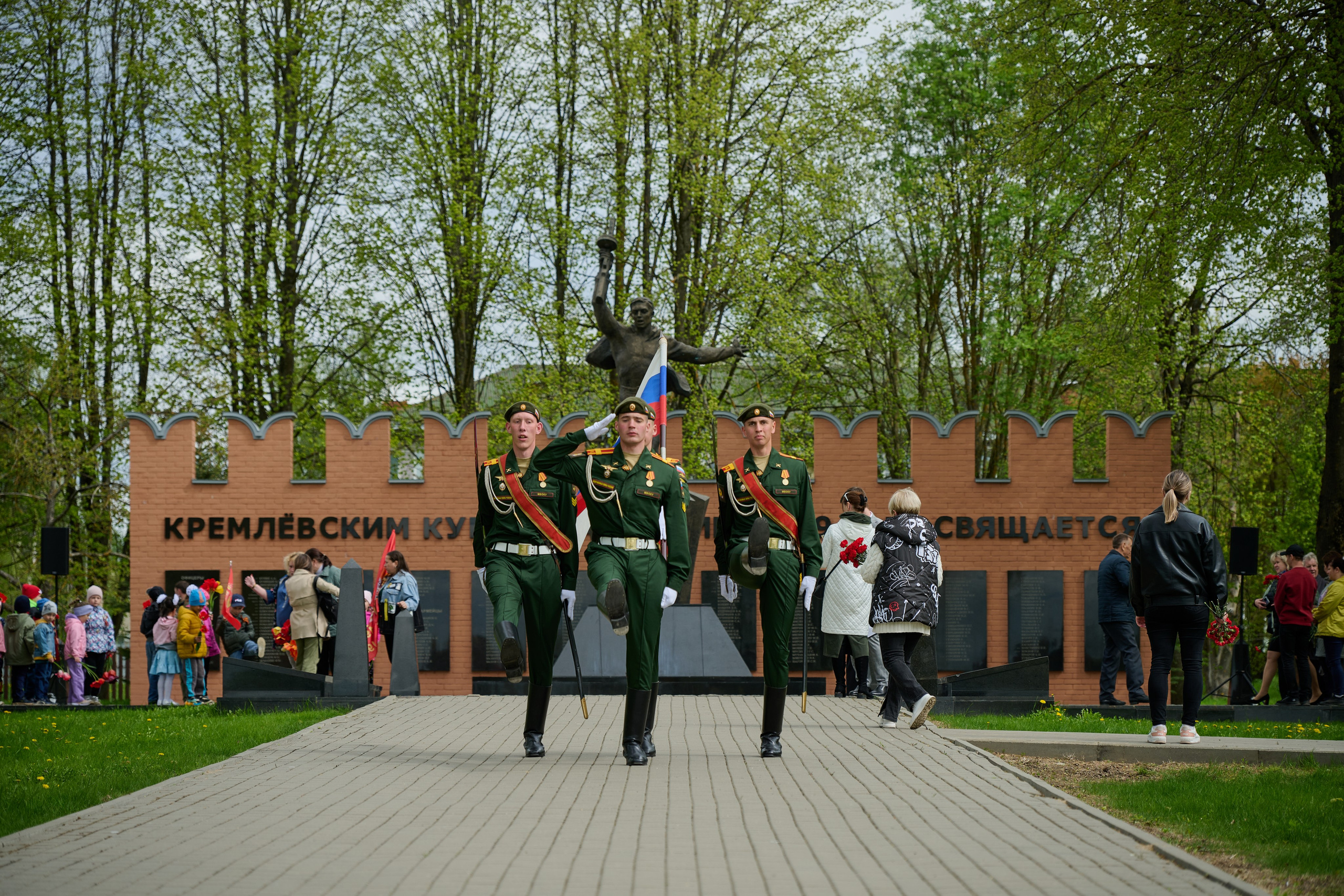 Памяти подвигу Кремлевских курсантов. Ярополец. Фотограф Роман Адлер