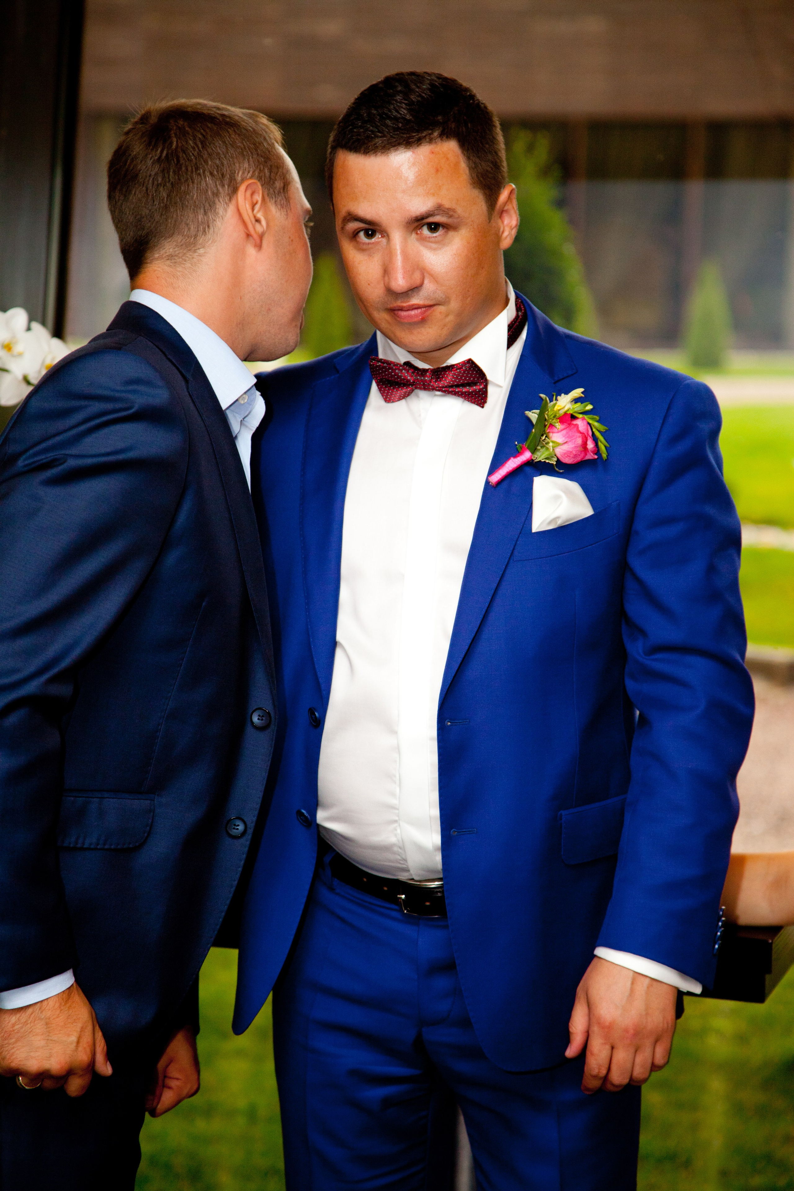 kogan.studio - жених общается со свидетелем 