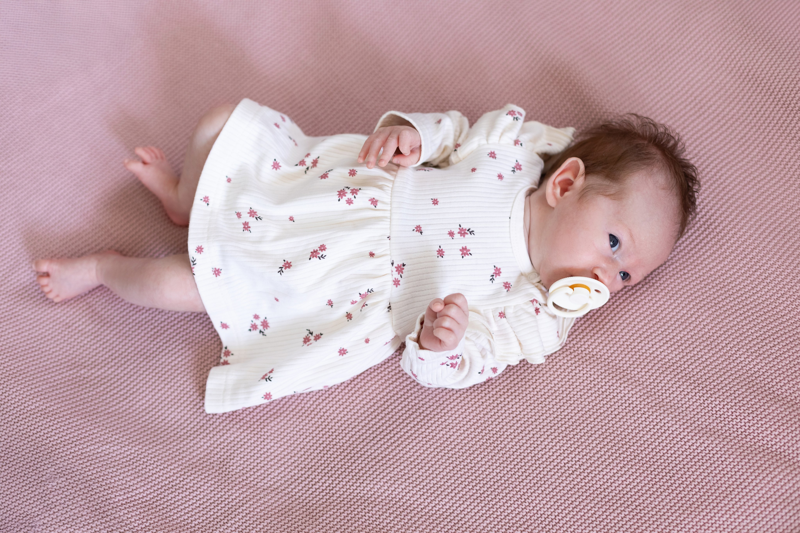 Домашняя съемка новорожденных Москва. Фотосъемка выписки из роддома в Москве, заказать фотографа на выписку ньюборн съемка в роддоме newborn фотограф в Юдино