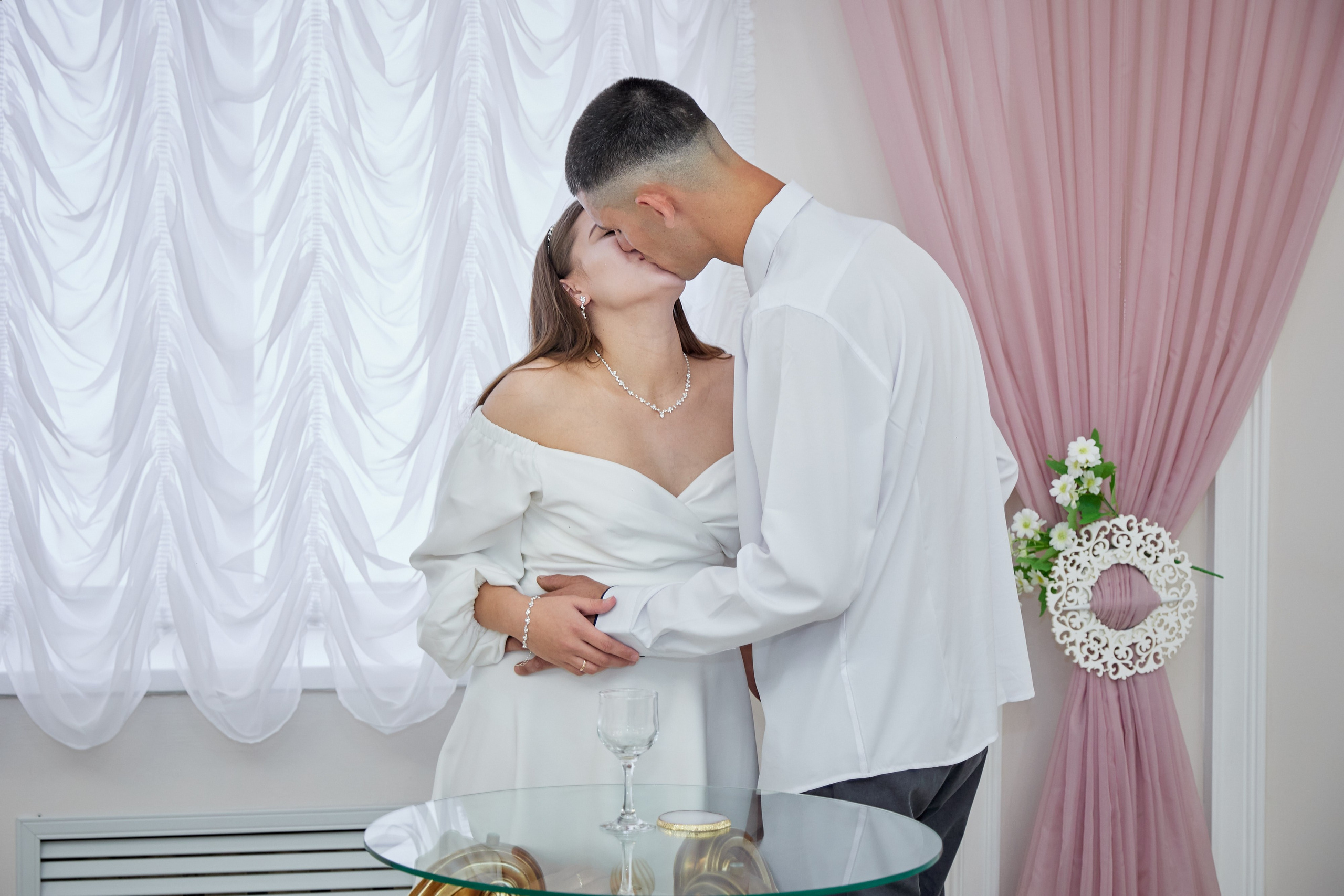 Фотосъемка в ЗАГСе, прогулка молодых, банкет