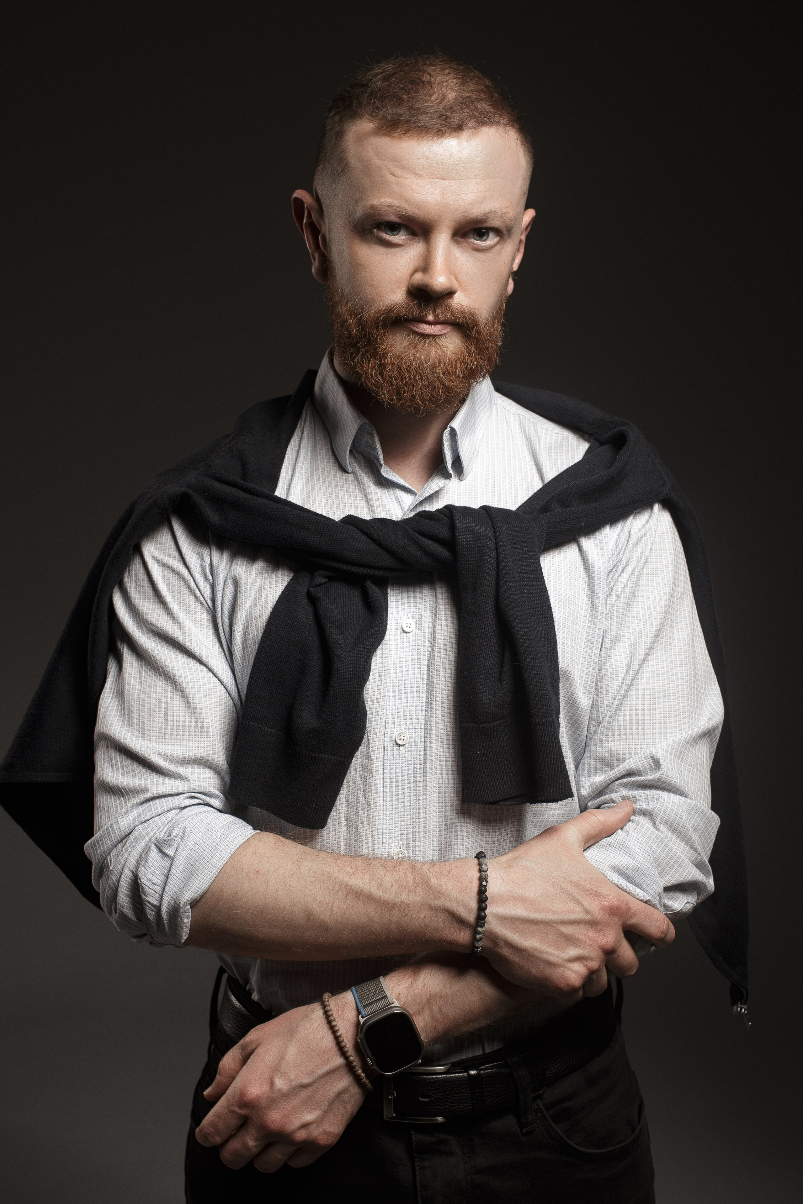 Мужчина в деловом стиле на фоне студийного освещения