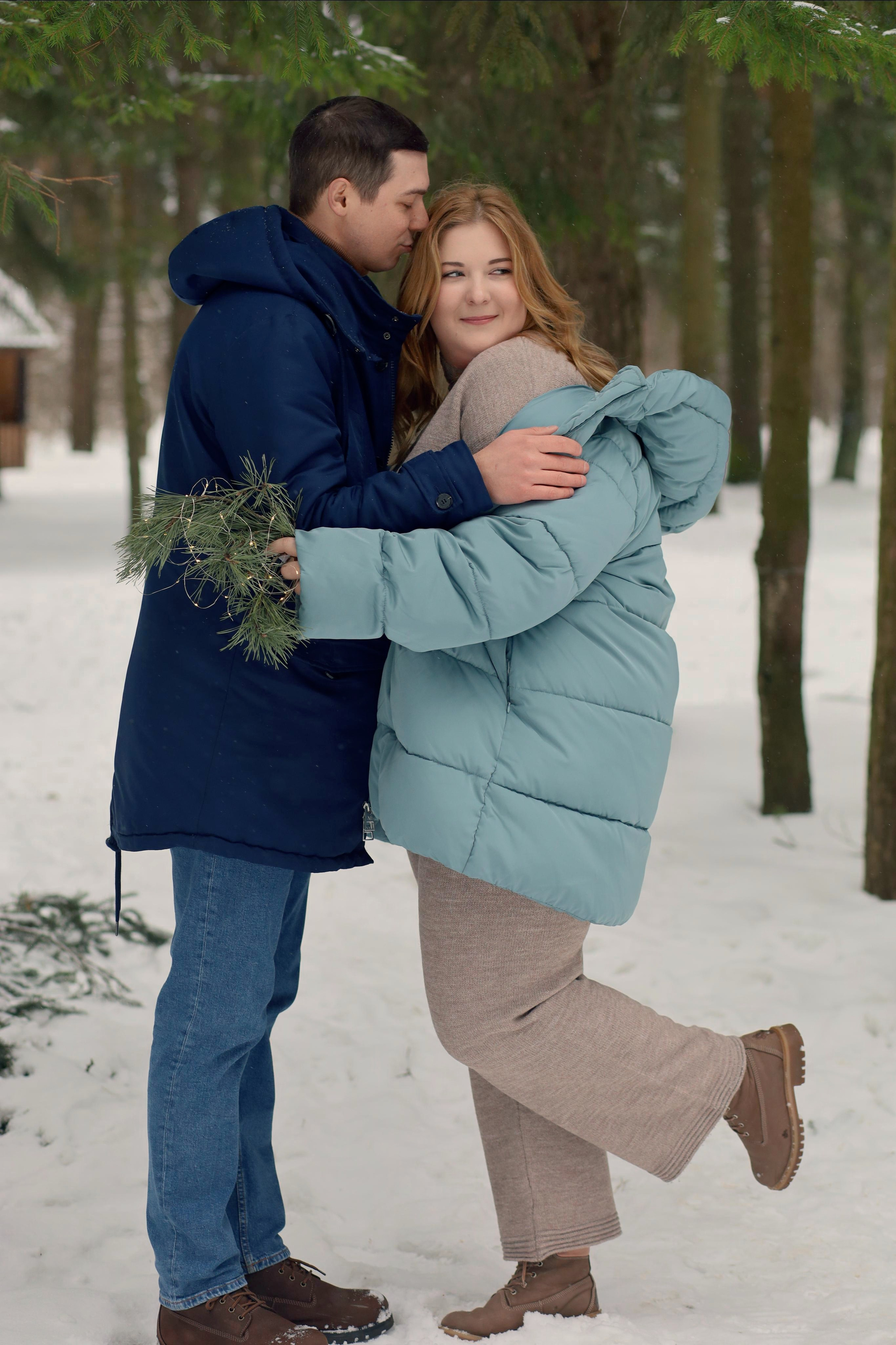 Lovestory в лесу зимой в спокойных тонах