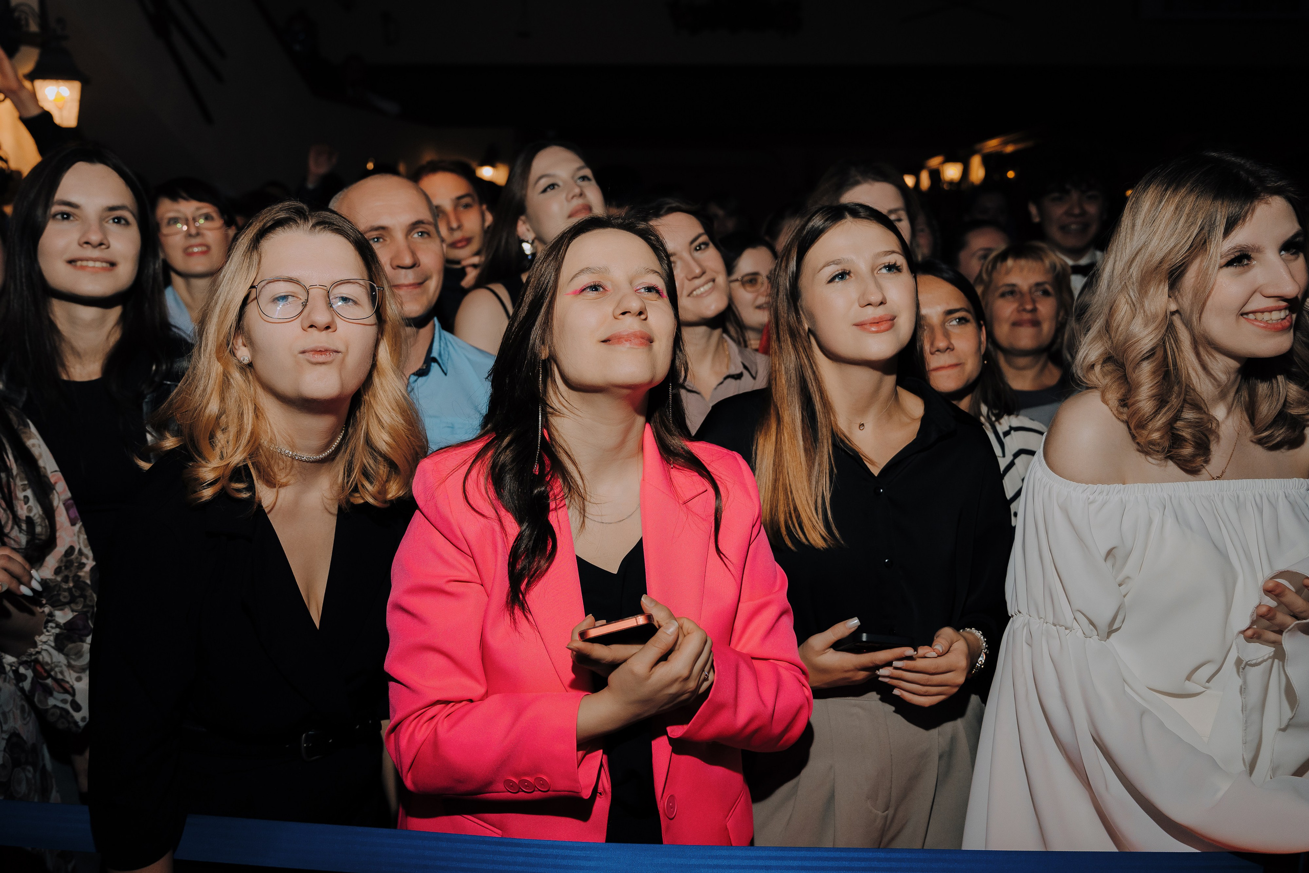20 ЛЕТ МЕГАПОЛИС ЧЕЛЯБИНСК ХЕДЛАЙНЕР ЕЛКА. Репортажный фотограф Зуев Роман г. Челябинск