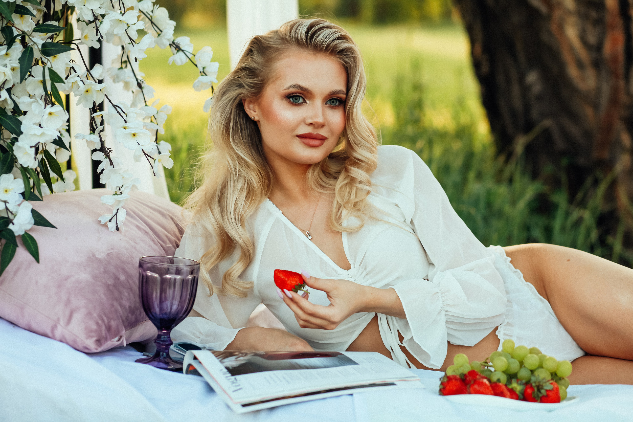 утро очень красивая невеста блондинка цветы природа лето декор дерево кровать бокал