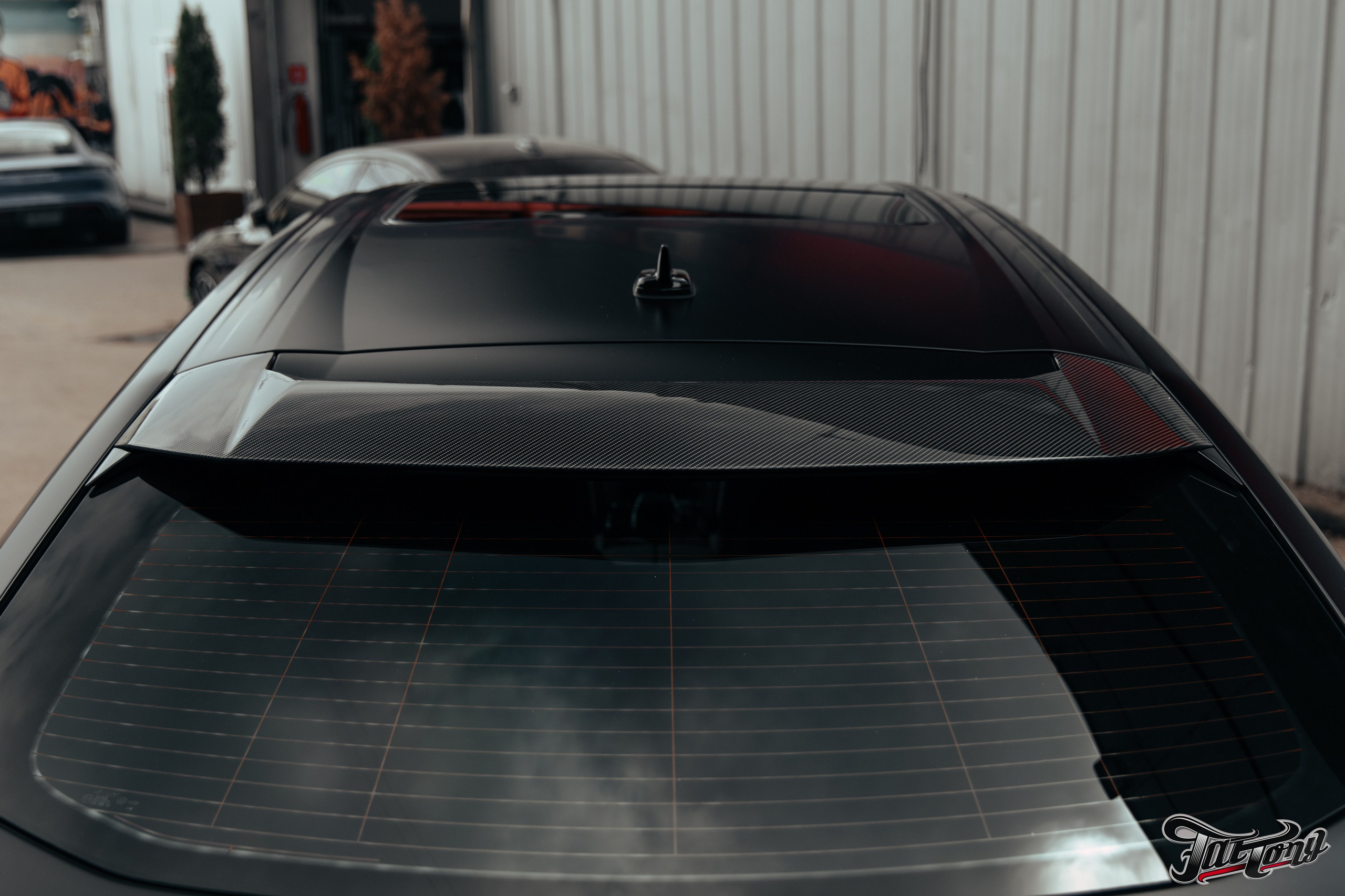 Lamborghini Urus ламинация карбоном вставок в капот, спойлеров, крышки багажника и зеркал. DeLorein