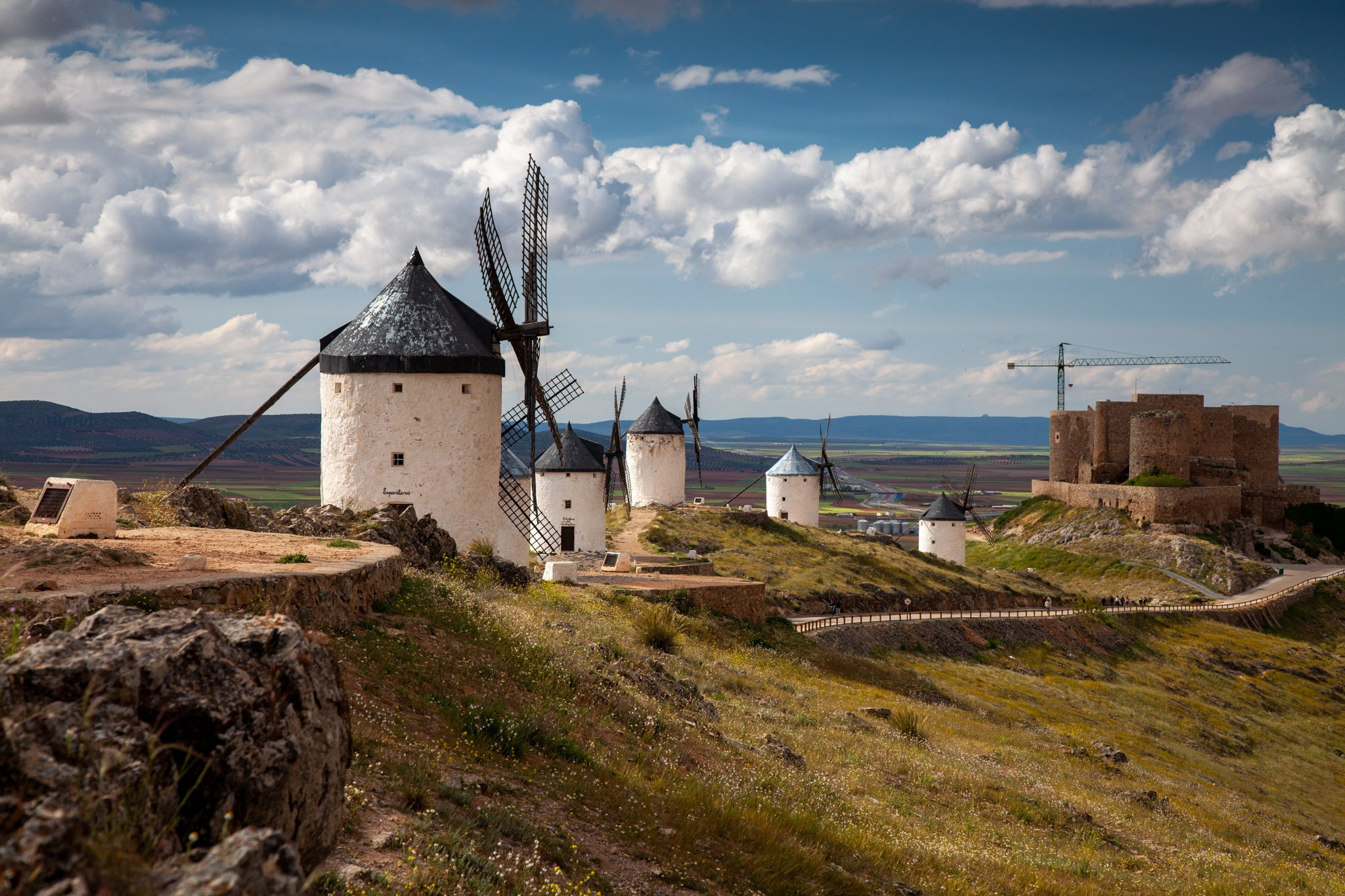 Consuegra España Molinos de viento de Don Quijote en la provincia de Toledo, Испания 2010. Фотограф Василий Буланов