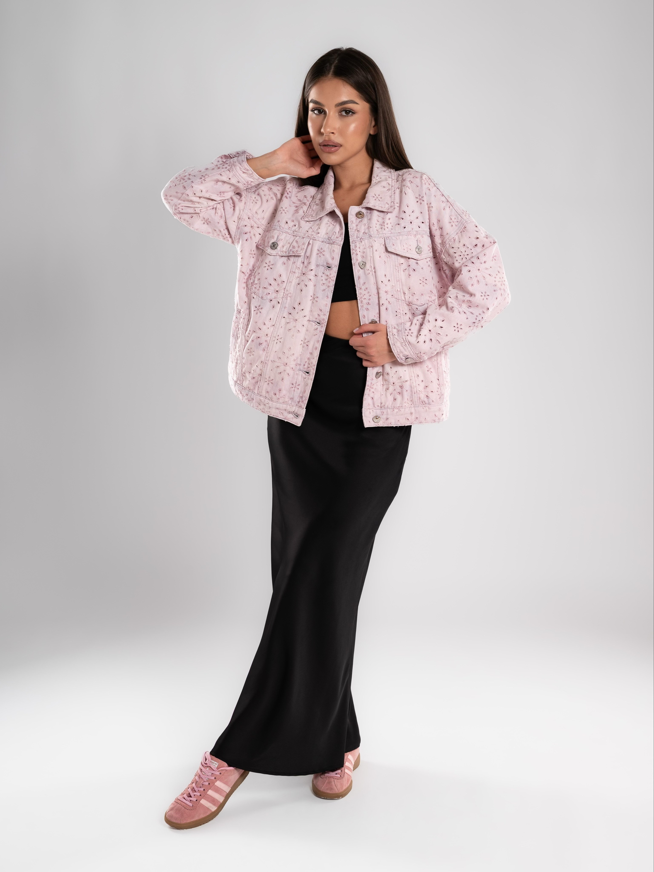 Джинсовые куртки на 2х моделях. Предметный фотограф, фото для маркетплейсов Пятигорск, КМВ