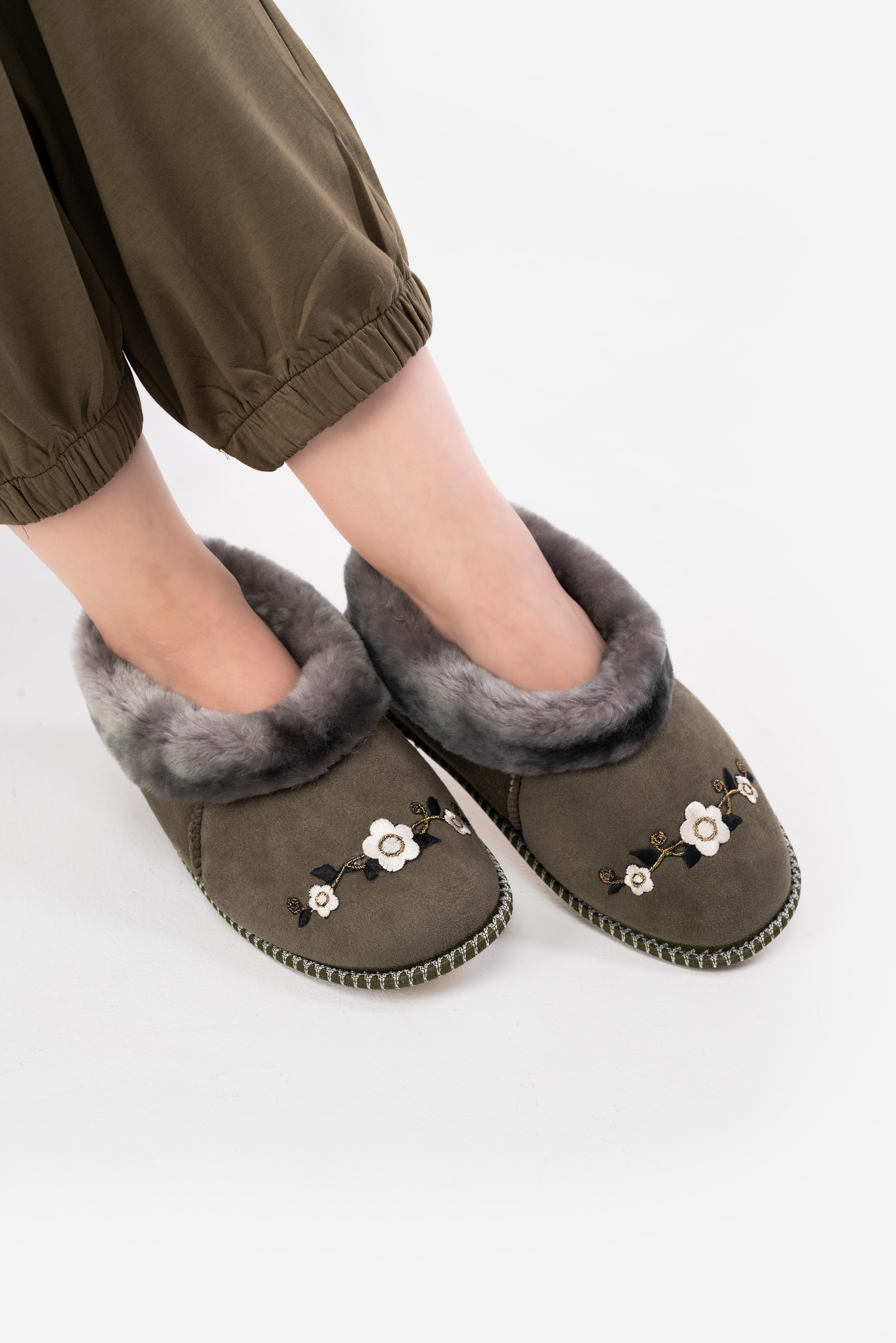 Тапочки и чуни. Предметный фотограф, фото для маркетплейсов Пятигорск, КМВ