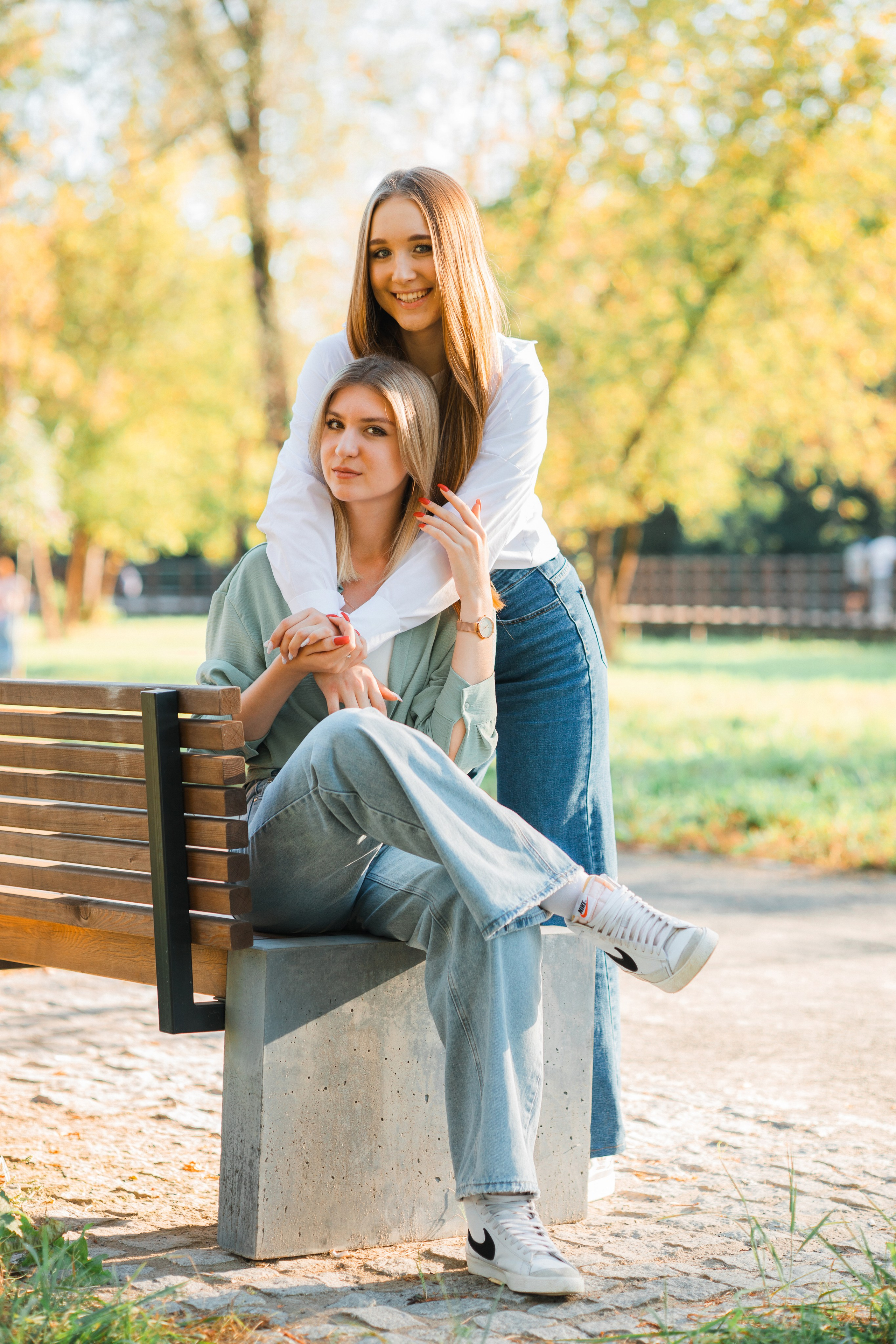 Прогулочная фотосессия на выпускной альбом с 11 классом в Серпухове. Выпускные альбомы в Серпухове