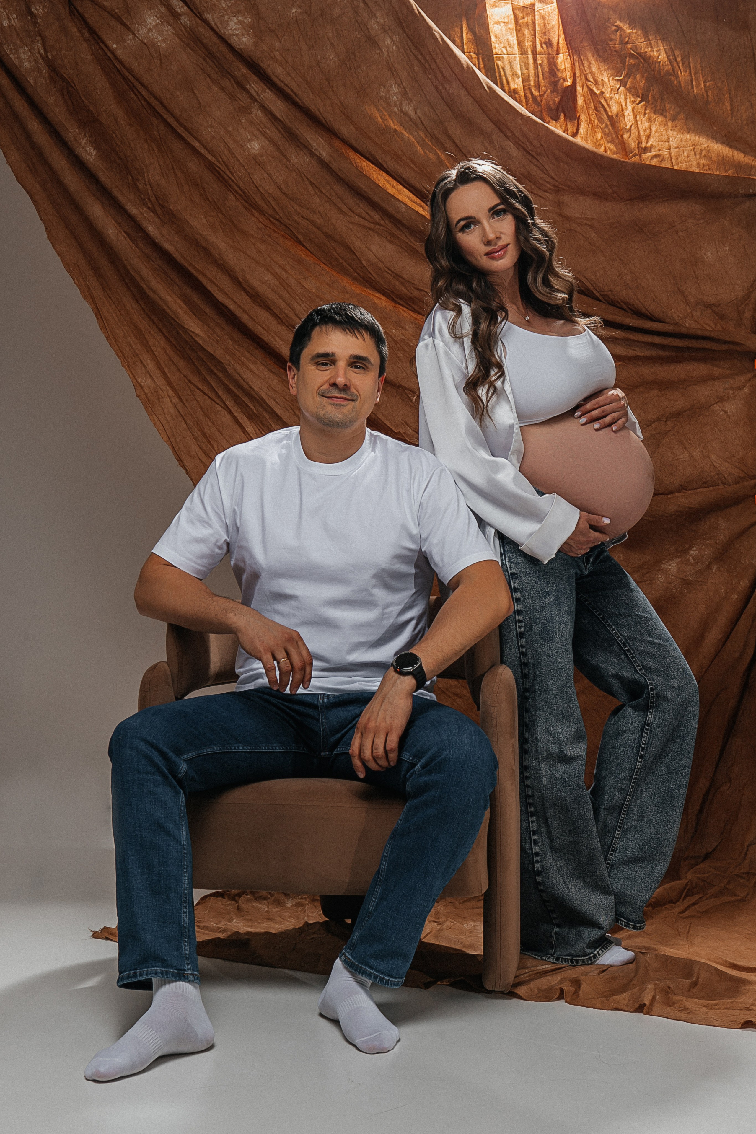 фотосессия беременности в студии с мужем. Фотосессия беременности в тканях. Беременность, фотосъемка в ожидании. фотосъемка беременных.Фотосесия в стиле vogue в иркутске