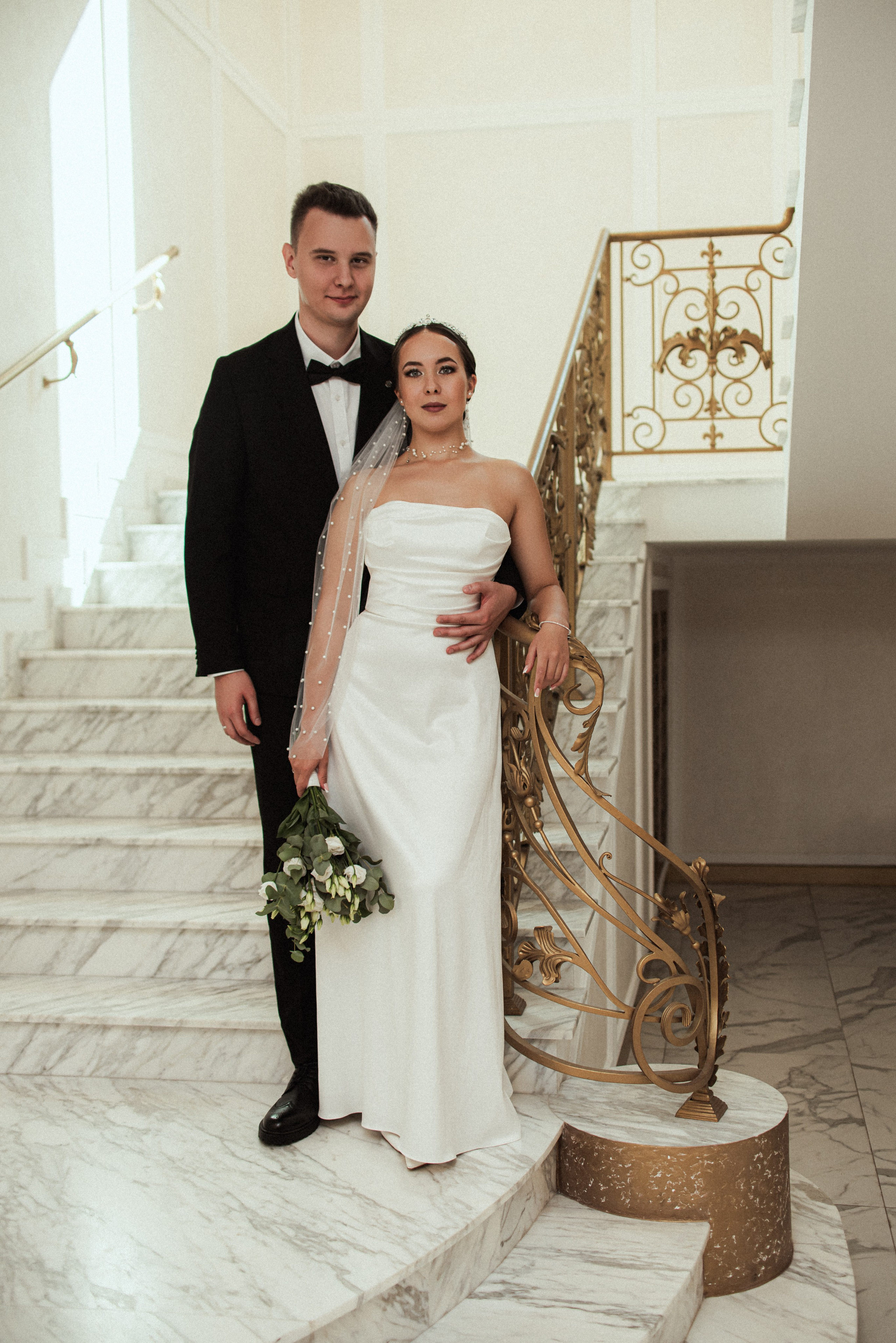 Эстетичный кадр пары в интерьерах ЗАГСа Южное Бутово