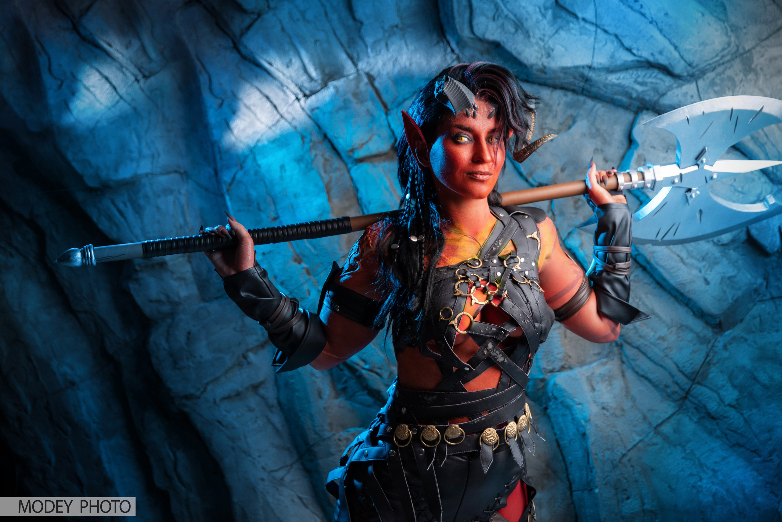 Огненная девушка Карлах из Baldur's Gate 3 (cosplay)