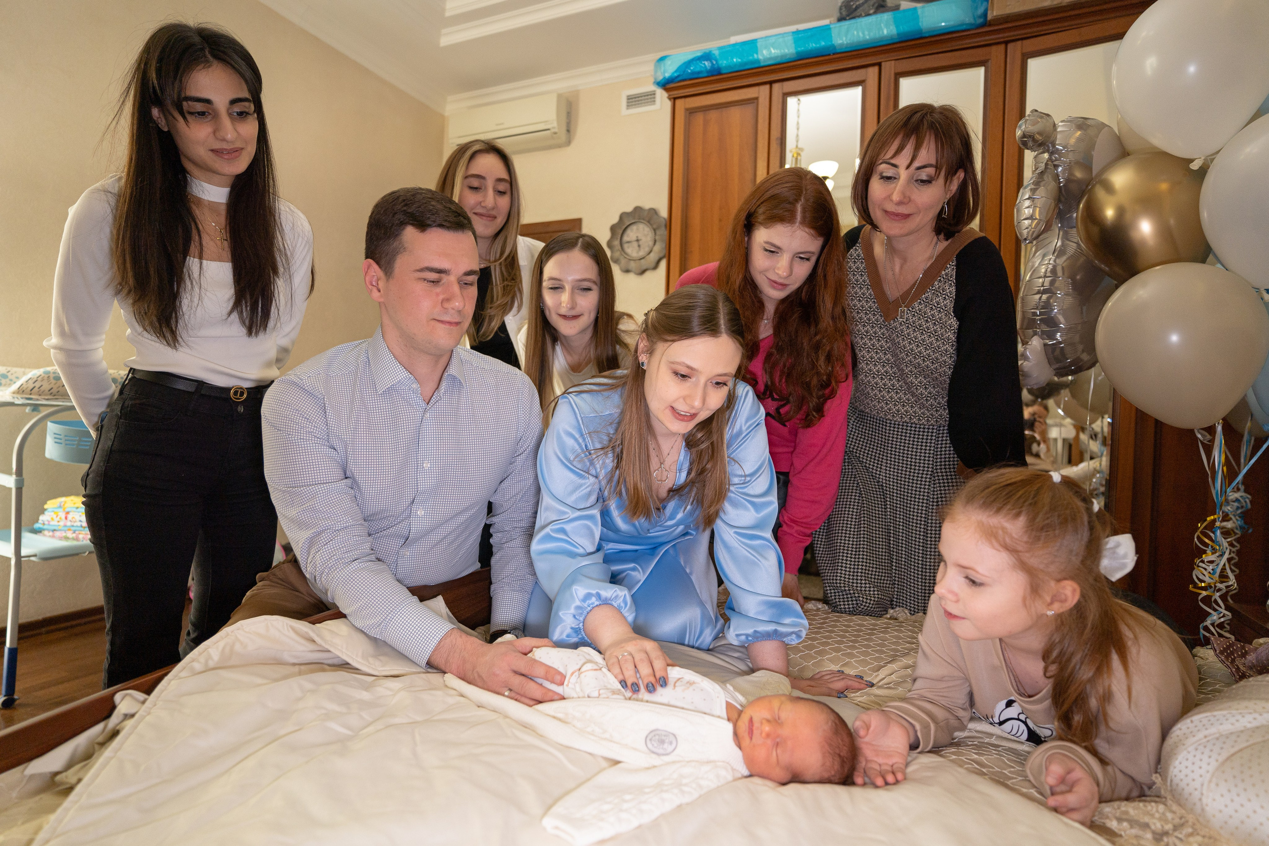 Выписка из роддома. Счастье дома. 67ПЦ. Фотографы на роды в Москве. Фото и видео родов. Фотопроект «Продолжение рода»