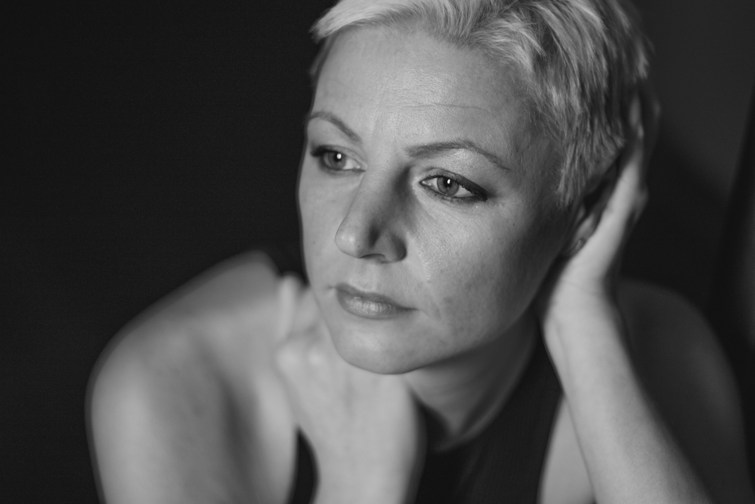 Женский портрет чб студия. Фотограф в Перми Гиренко Людмила