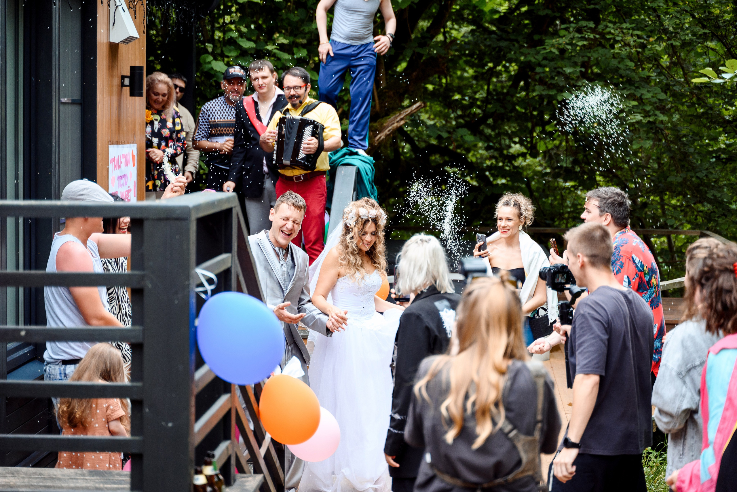 Все наслаждаются моментом и веселятся жених выкупил невесту и ведёт её в ресторан 