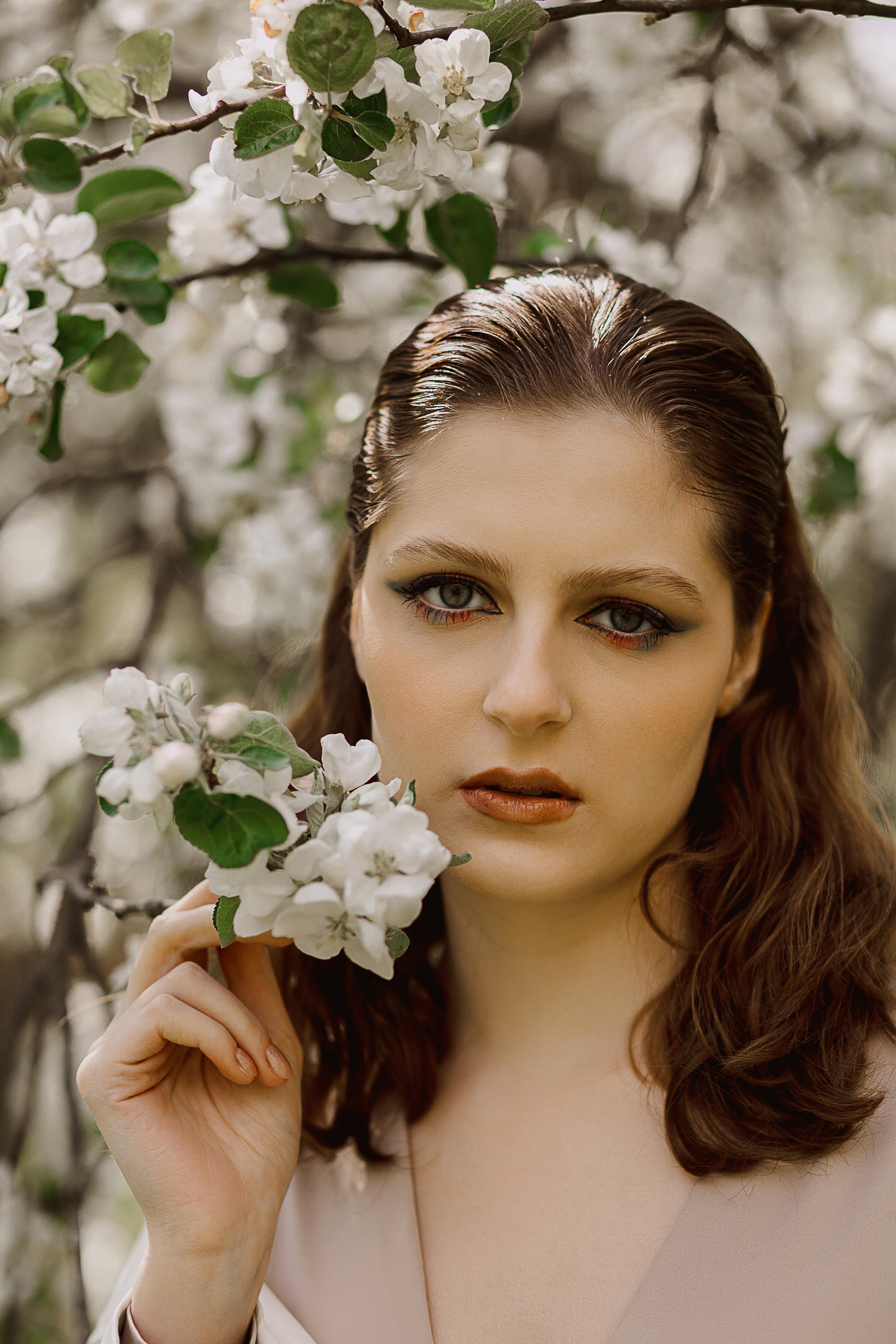 Женская фотосессия в цветущем саду. Семейный и женский фотограф в Москве Надежда Воробьева