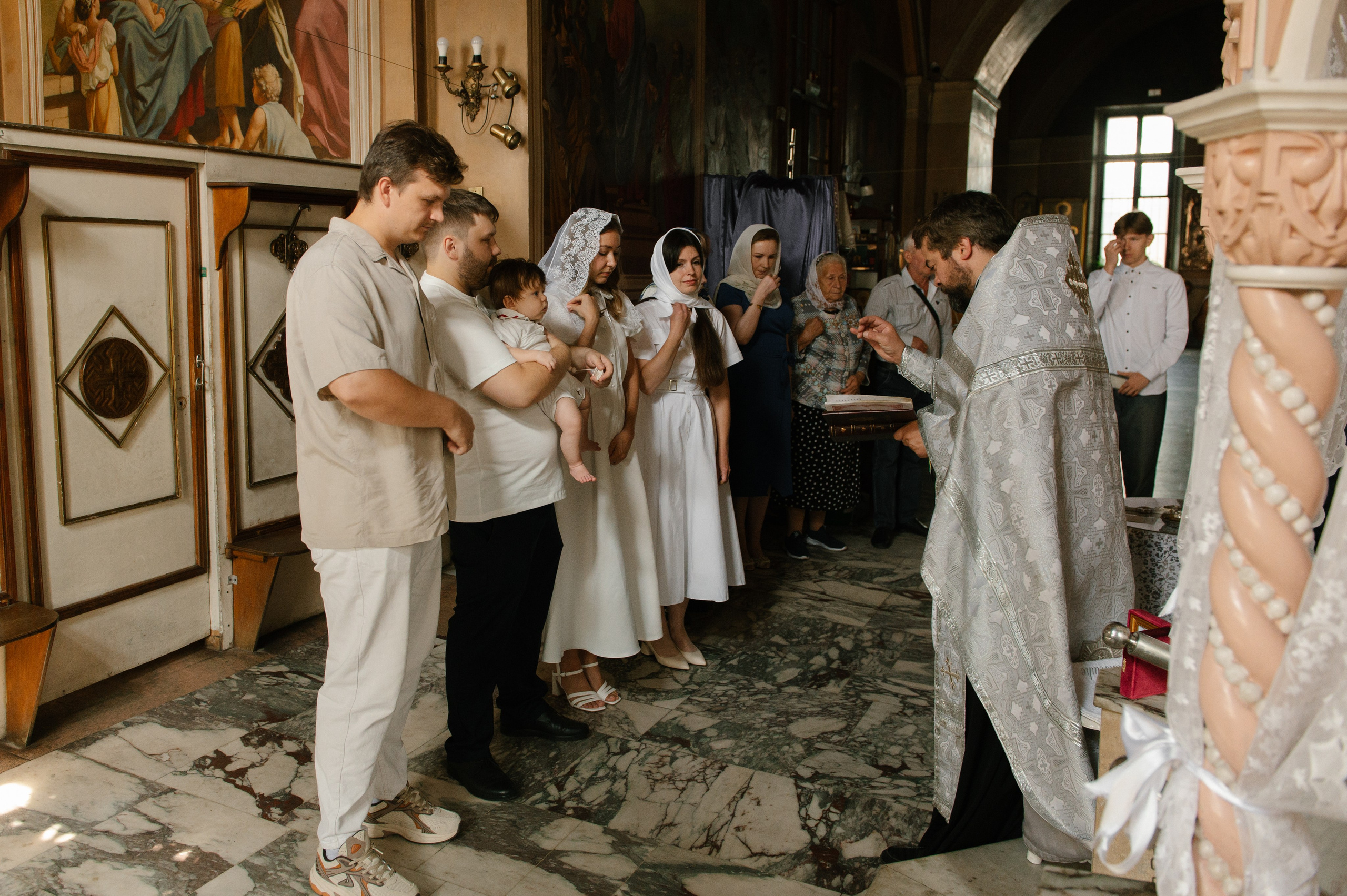 Фотограф на крещение. Фотосессия таинства крещения. Храм Воскресения Словущего в Даниловской Слободе. Семейный и свадебный фотограф в Москве Татьяна Николаева