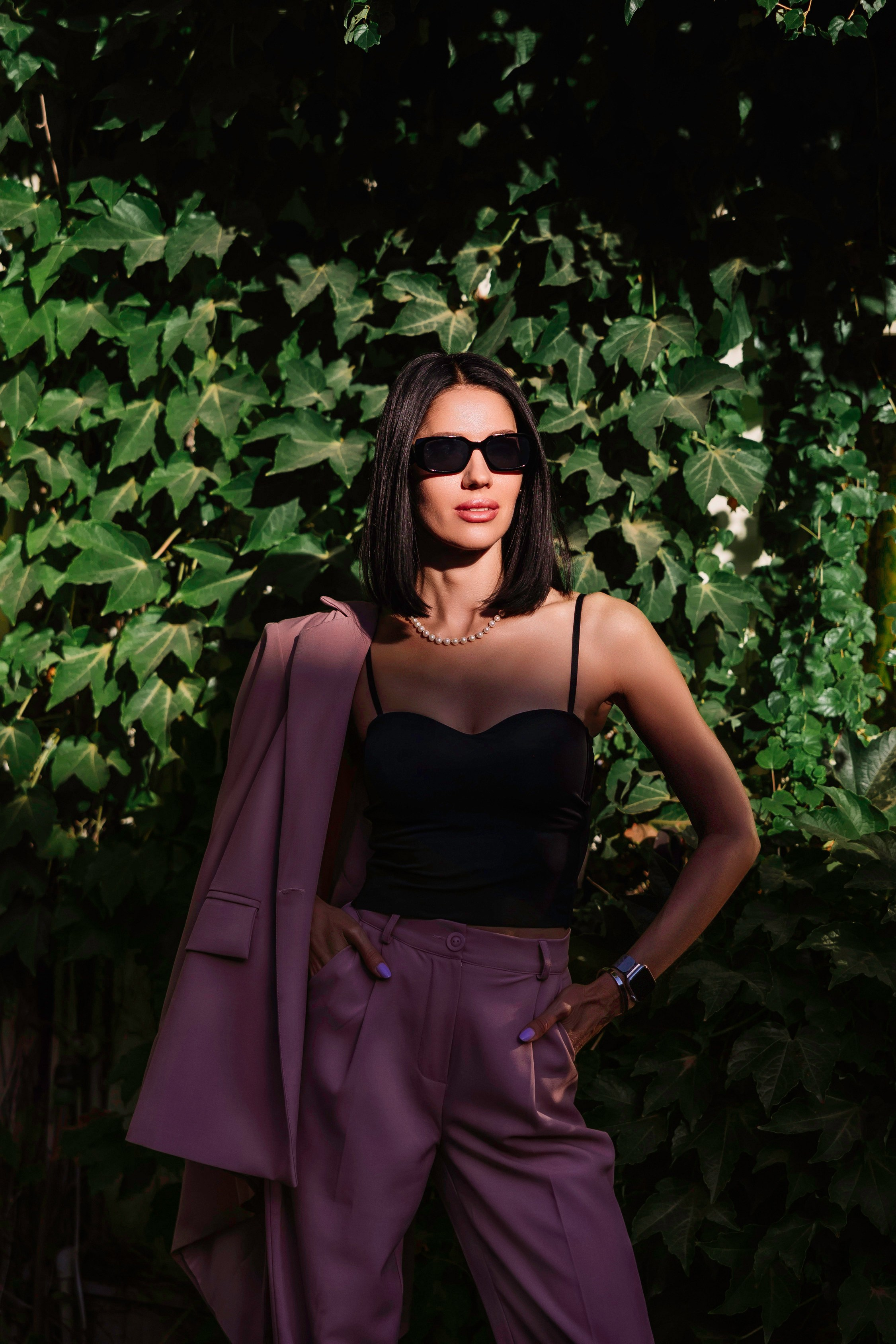 Фотограф Анна Крылова - портрет девушки в розовом костюме в солнечных лучах