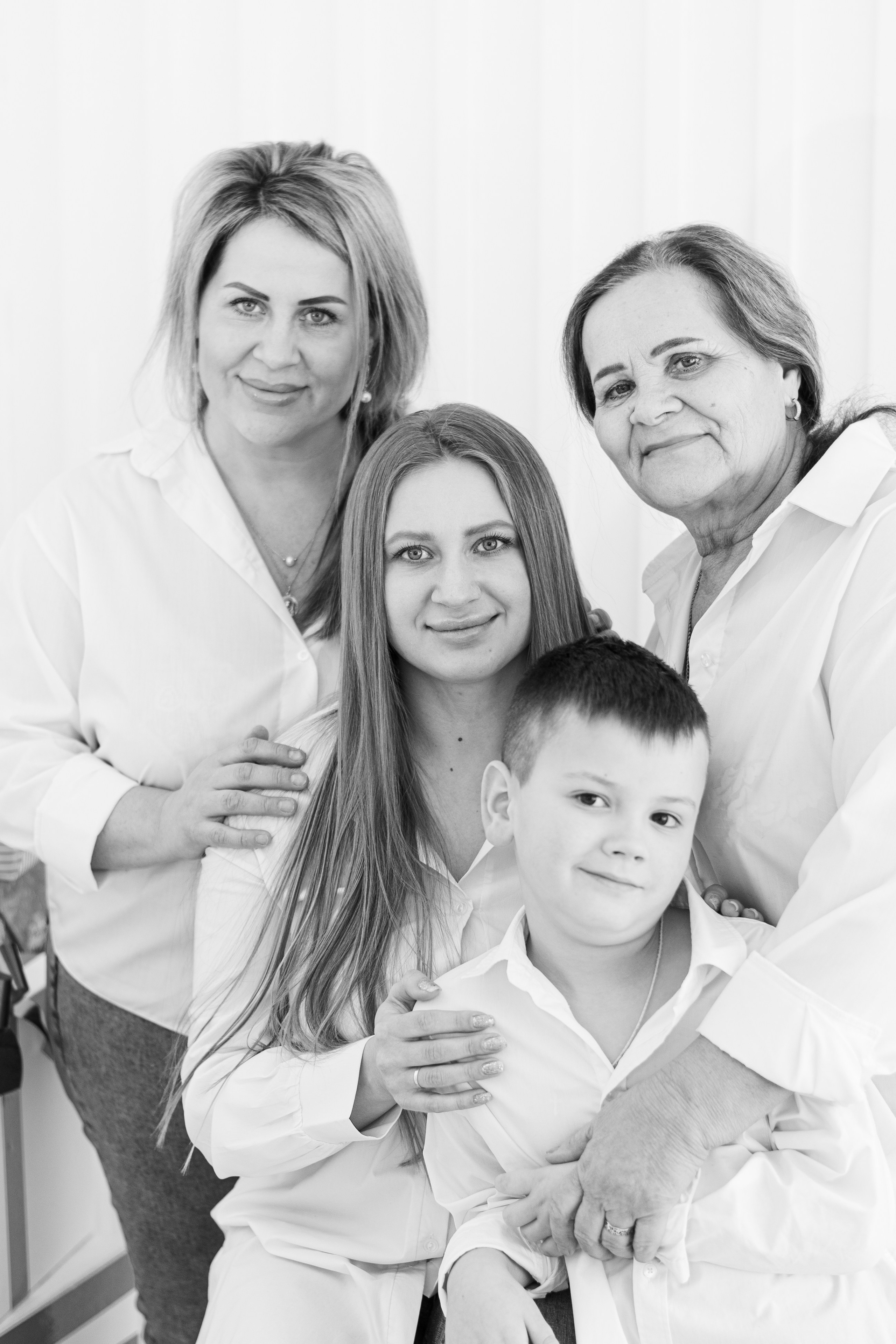 Оксана с семьей. Студийная съемка. Екатерина Бикбаева фотограф, видеограф, медиа-продюсер