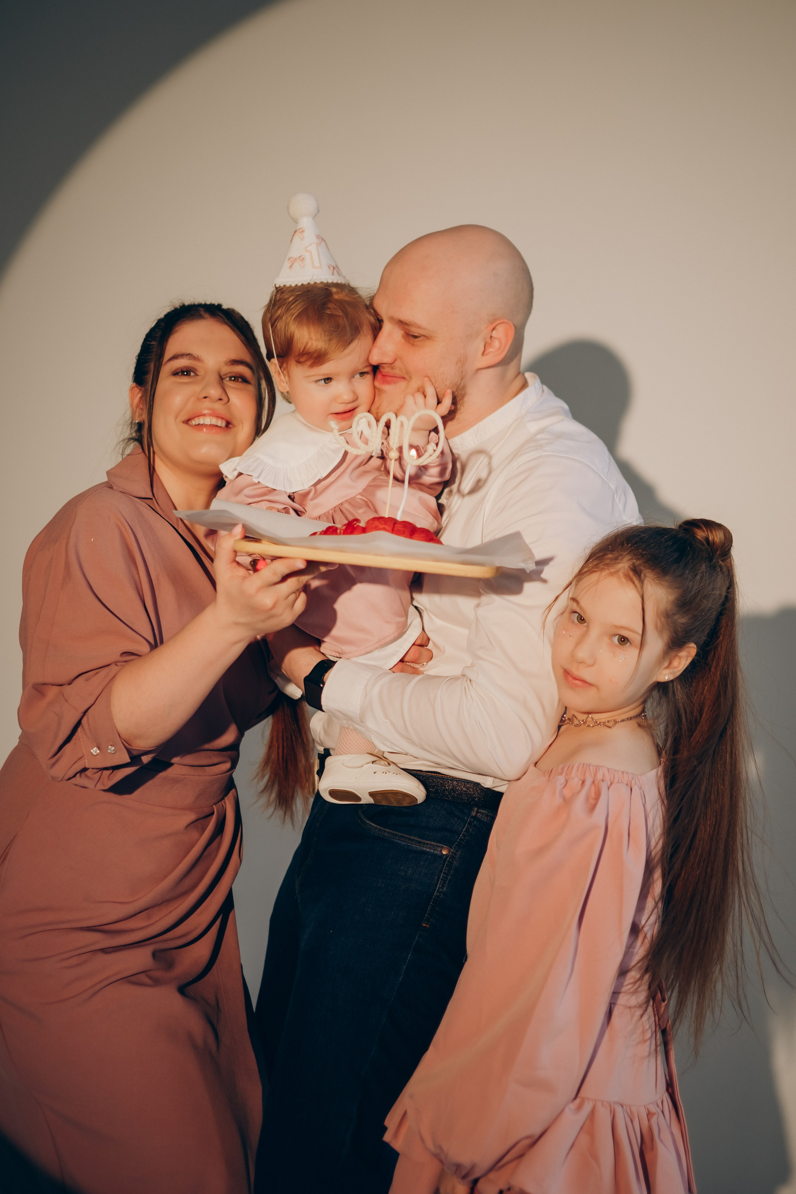 Фотосессия «День рождения» в минималистичной студии. Фотограф Новосибирск Анна Рождественская