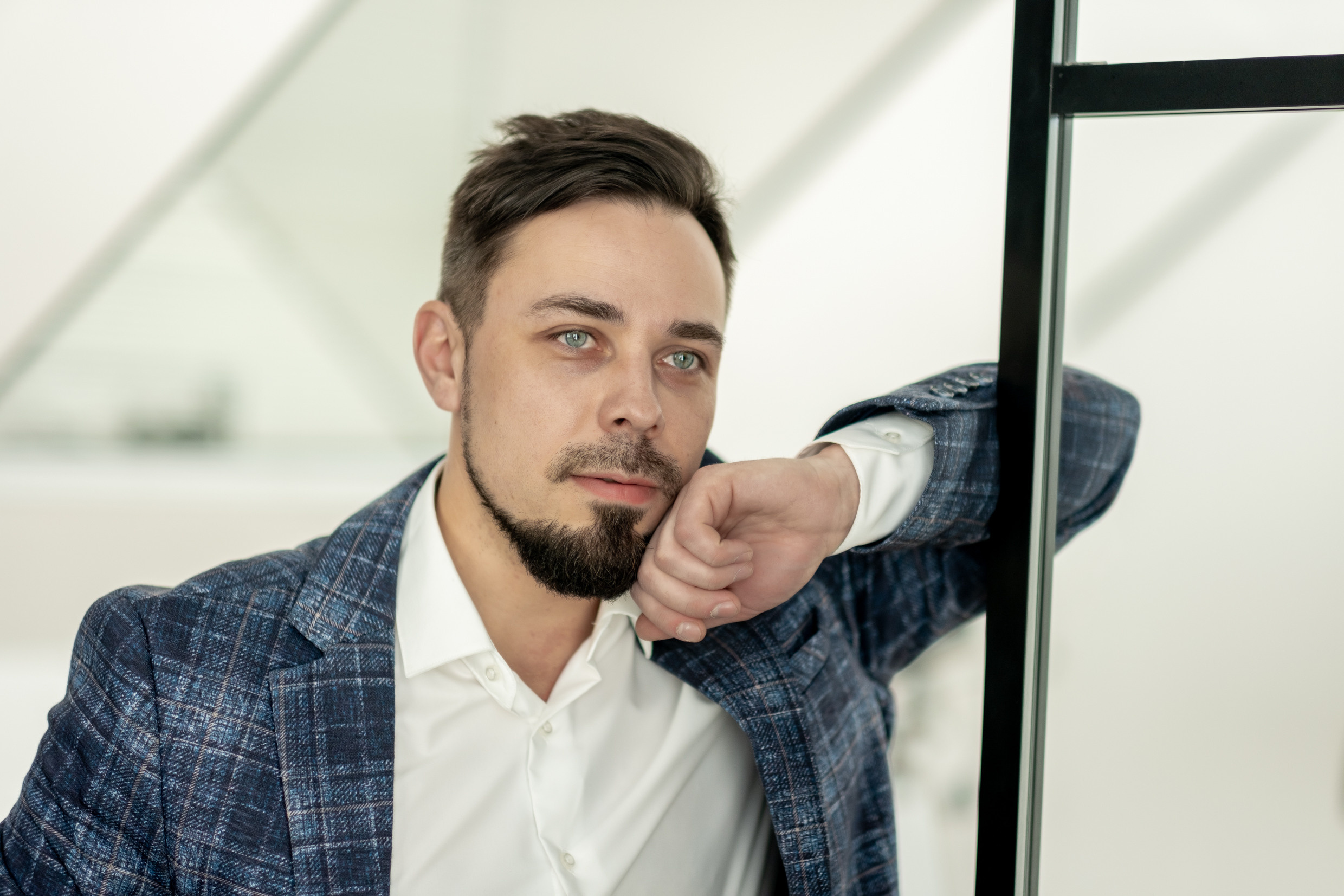 Влад — предприниматель, риэлтор. Арт-стилист, визуализатор архетипических стратегий, психолог