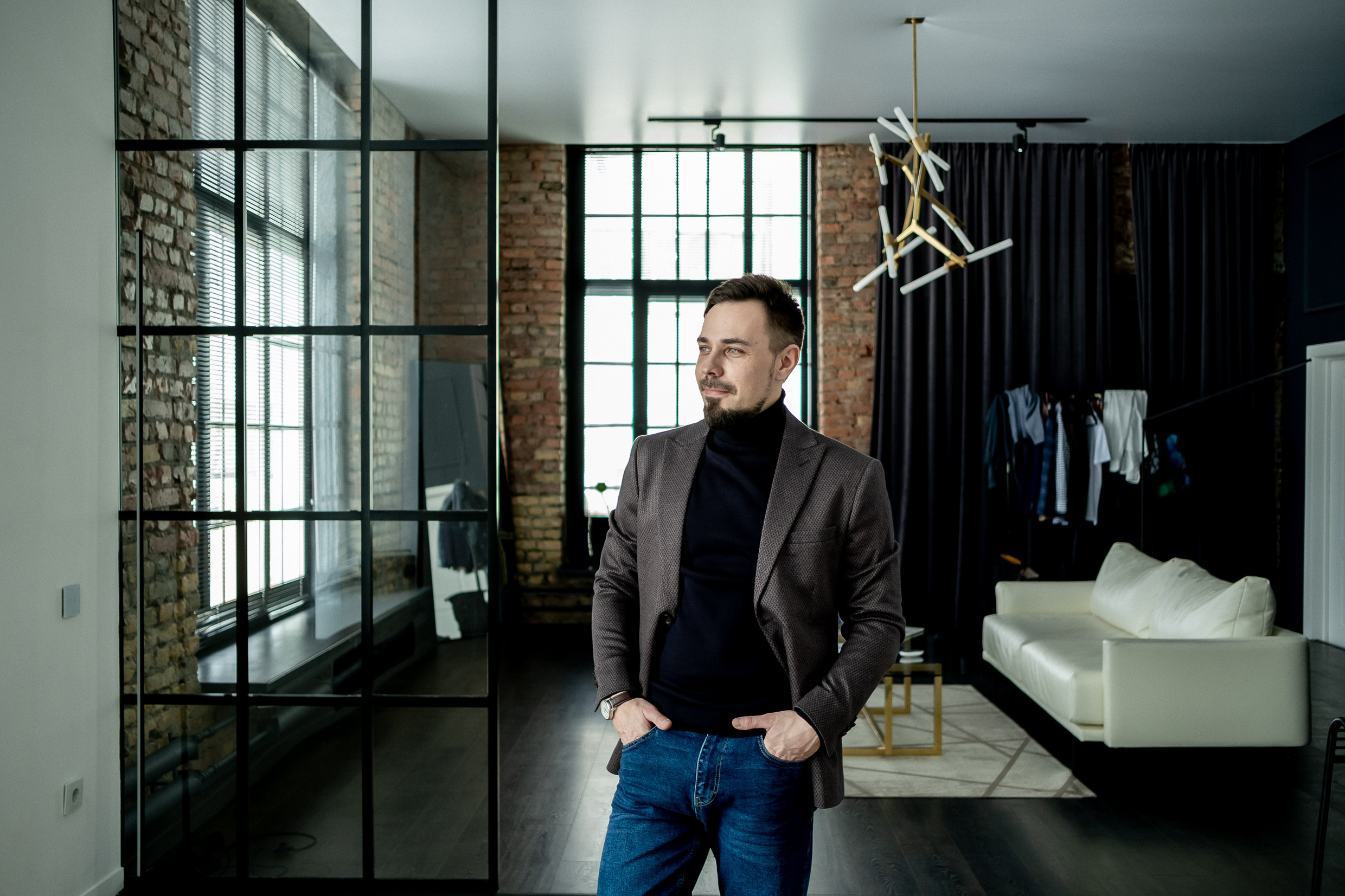 Влад — предприниматель, риэлтор. Арт-стилист, визуализатор архетипических стратегий, психолог