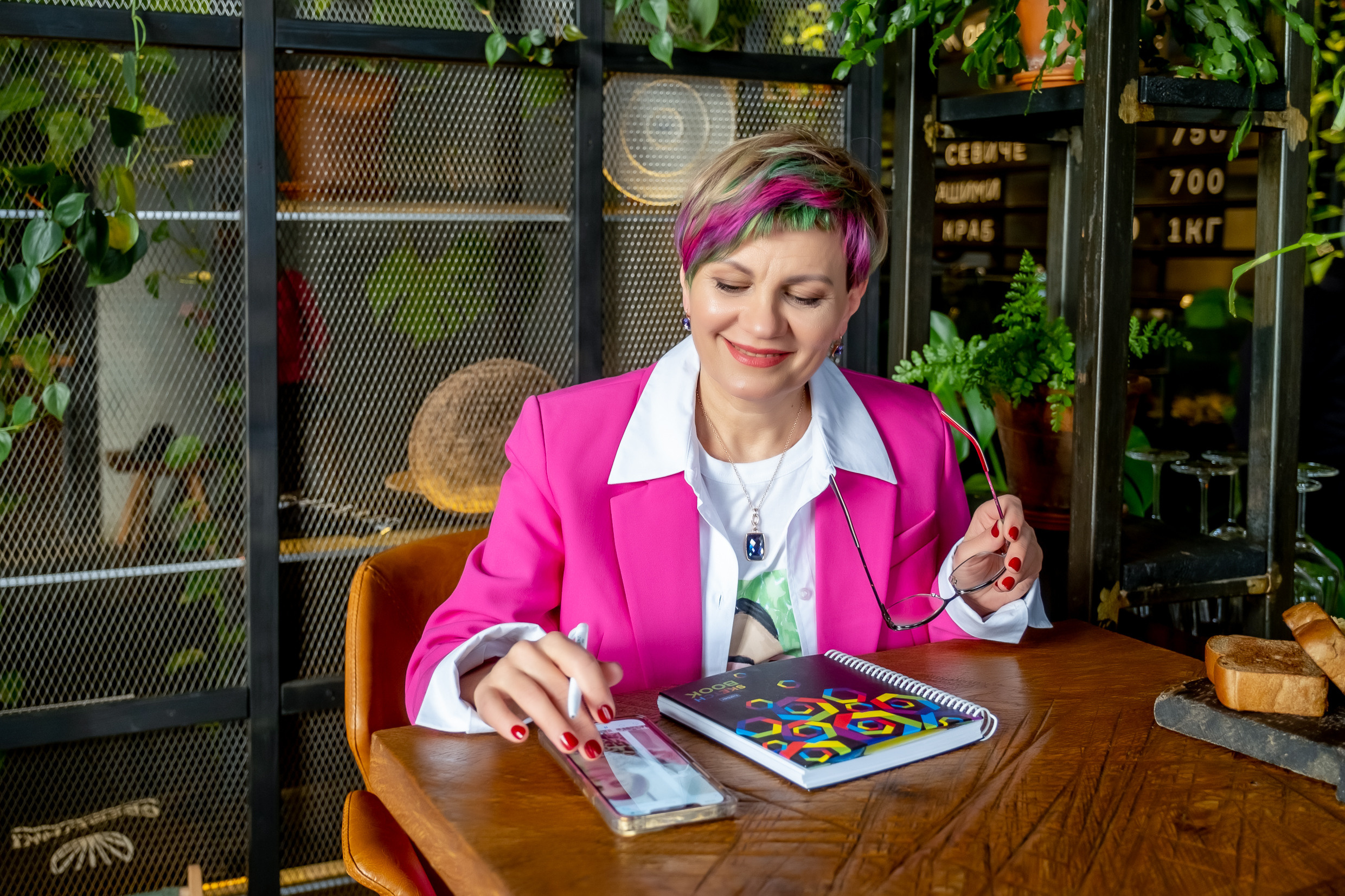 Валерия — владелица салона красоты, преподаватель авторских курсов. СПб. Арт-стилист, визуализатор архетипических стратегий, психолог